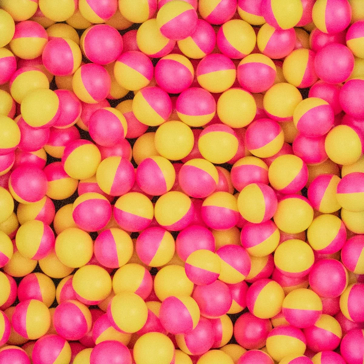 Valken Fate 2 Tone Mettalic Paintballs - Pink/Yellow Shell - Yellow Fill - 2000 Count - Image 2