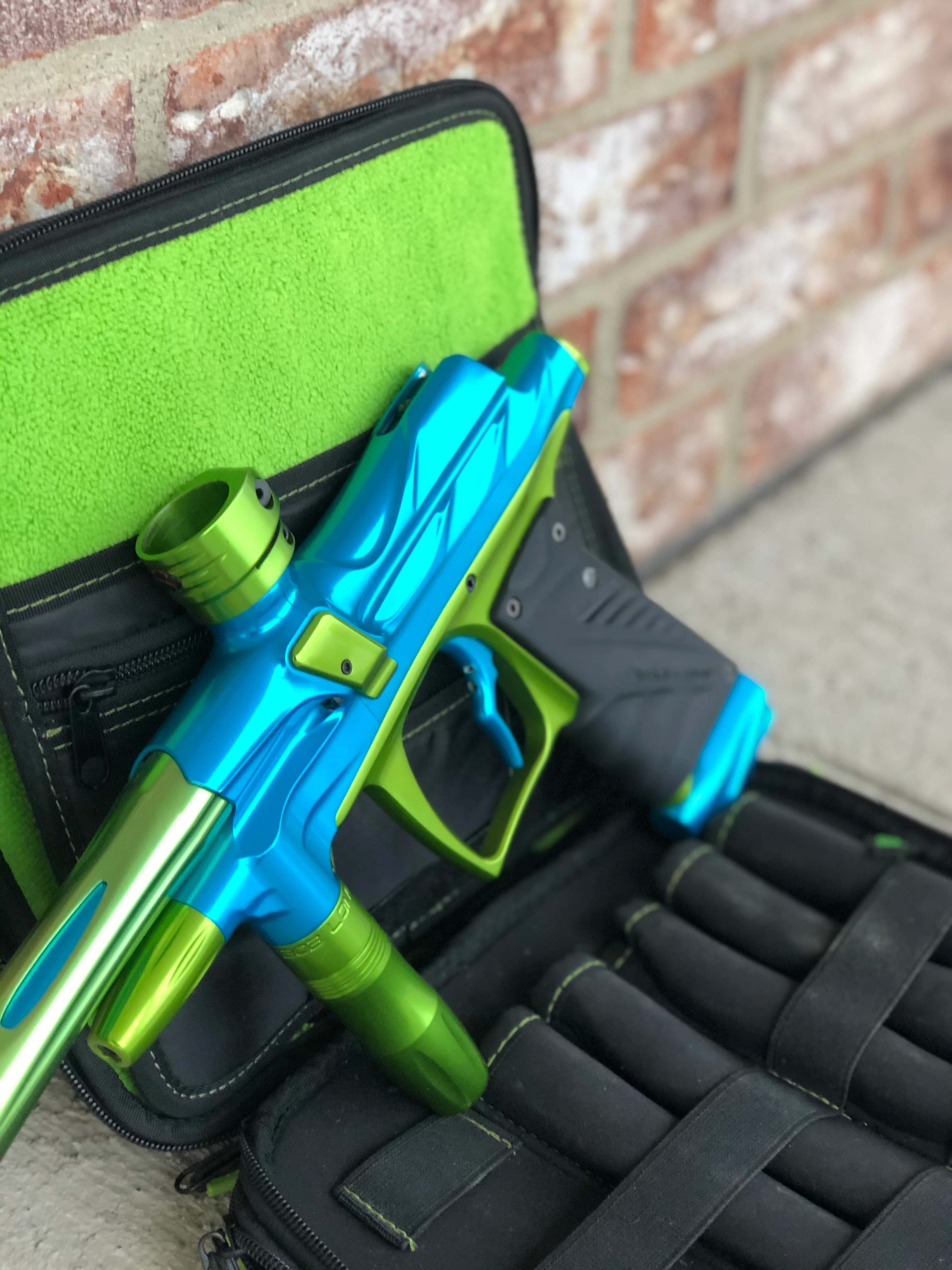 Used Bob Long Stratus Cut G6R Paintball Gun - Teal / Green - Image 2