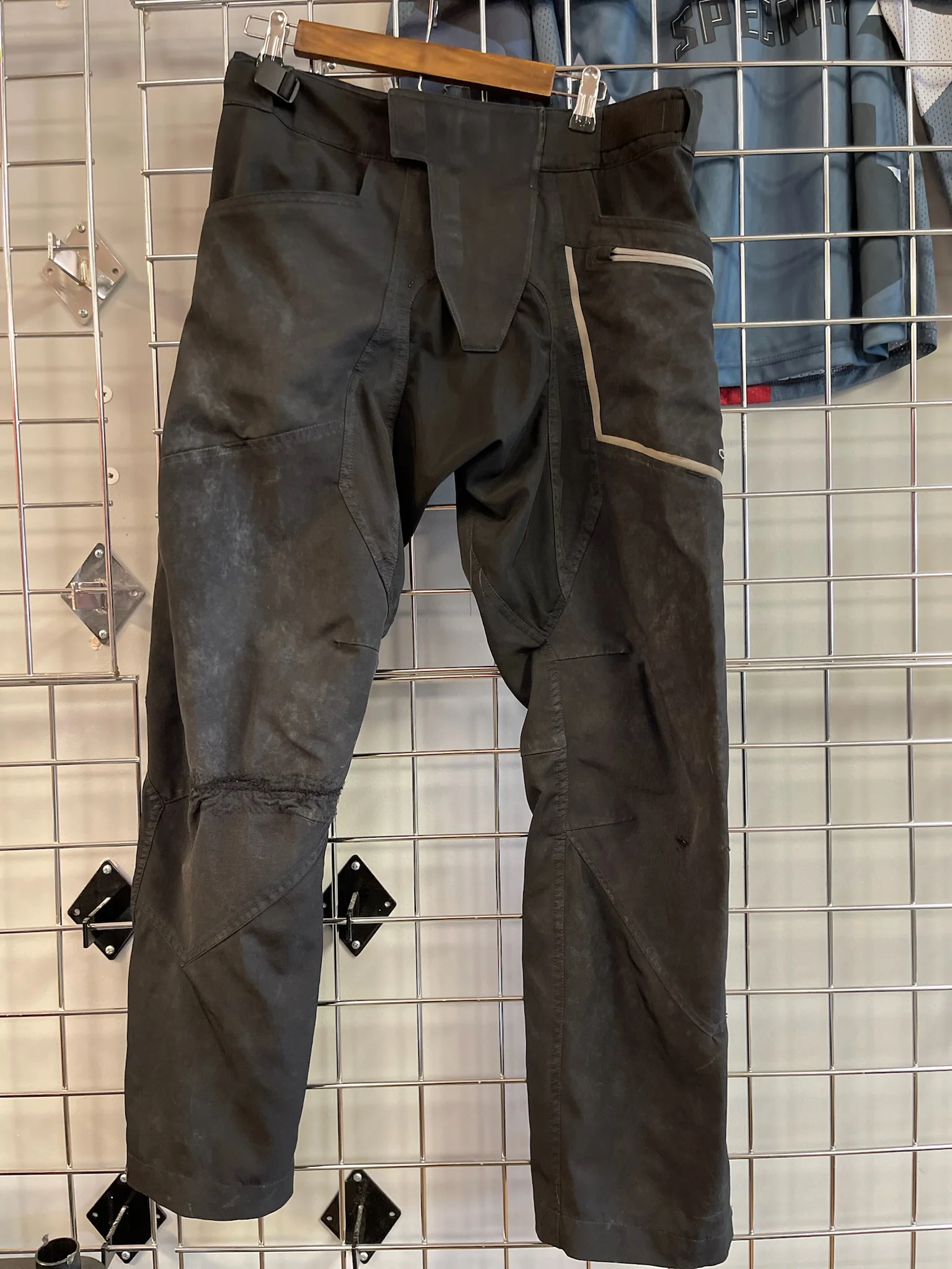 Used Carbon SC 2020 Paintball Pants - Medium - Black/Gray - Image 3