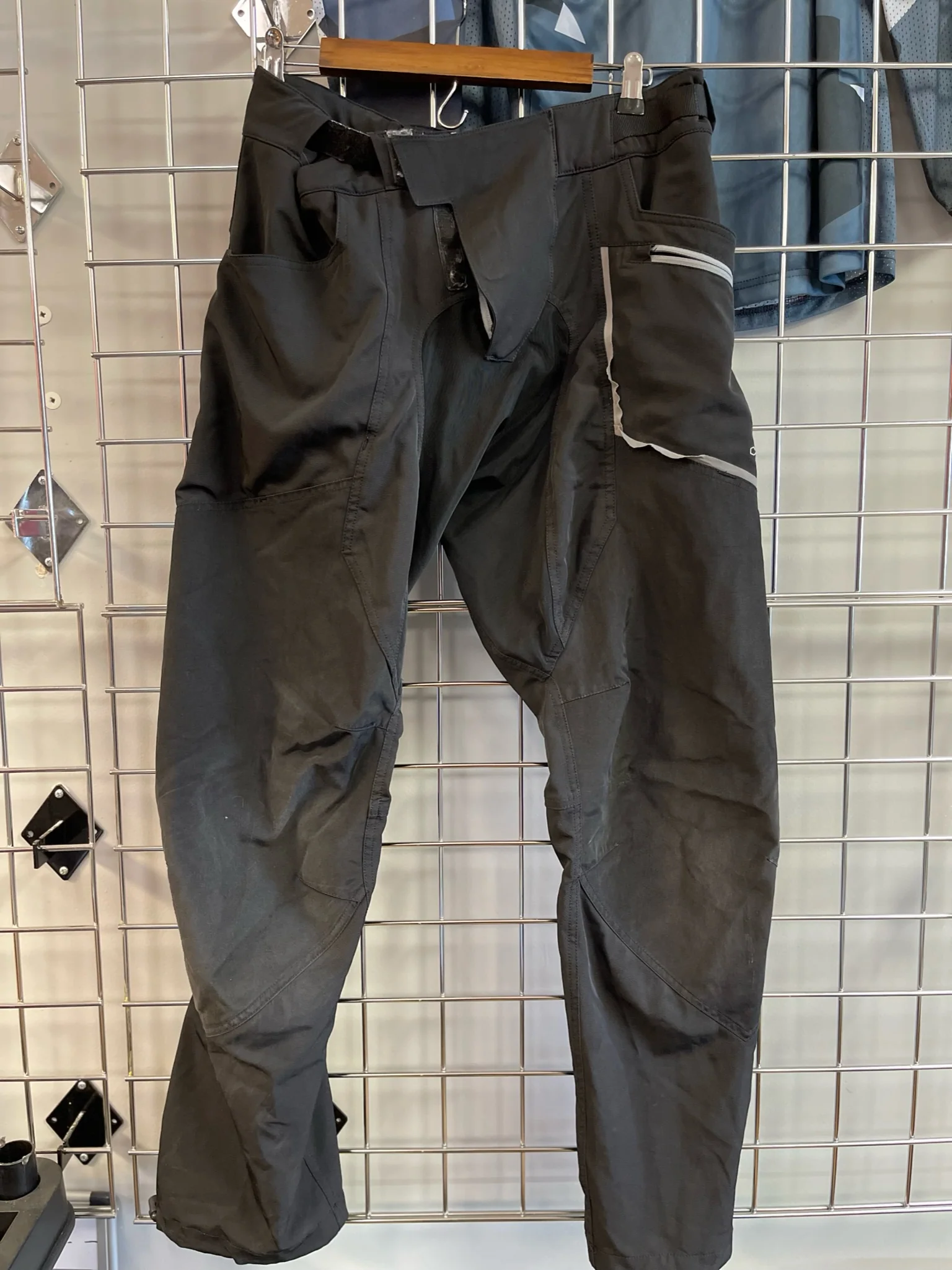 Used Carbon SC 2020 Paintball Pants - Medium - Black/Gray - Image 7