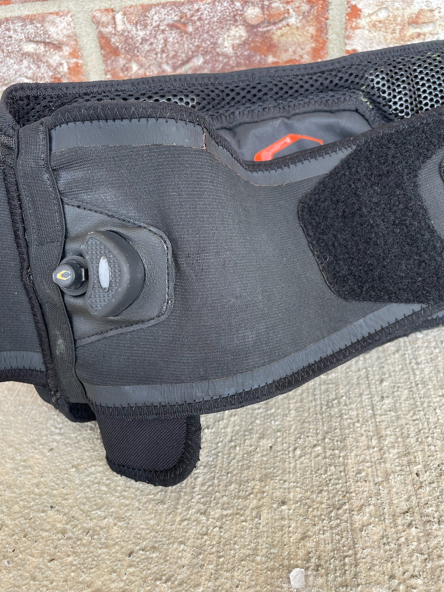 Used Carbon SC Gen 1 Paintball Harness - 5 + 7 - Black w/ Bladder - Image 5