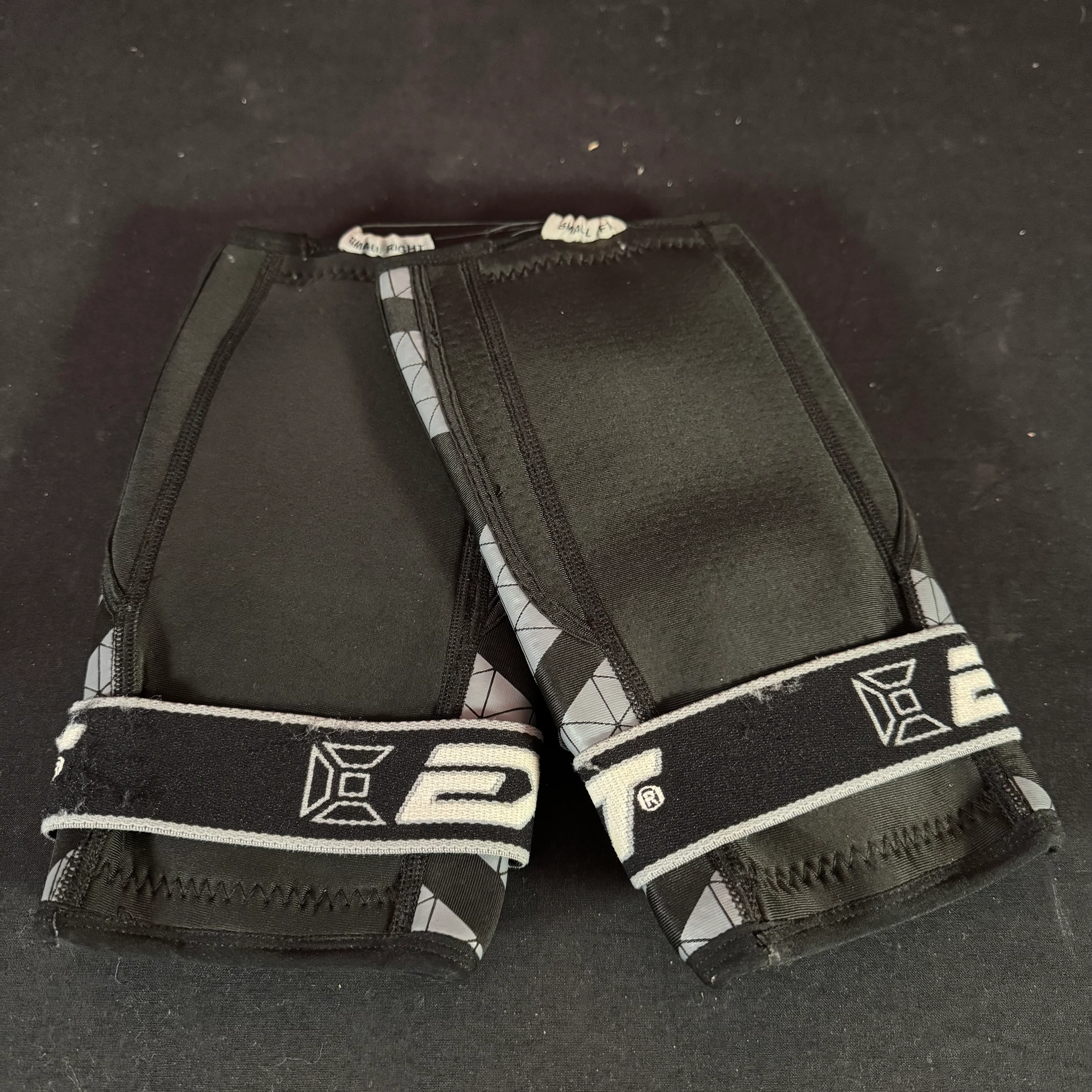 Used *Display* Exalt Freeflex Knee Pads - Black - Small - Image 2