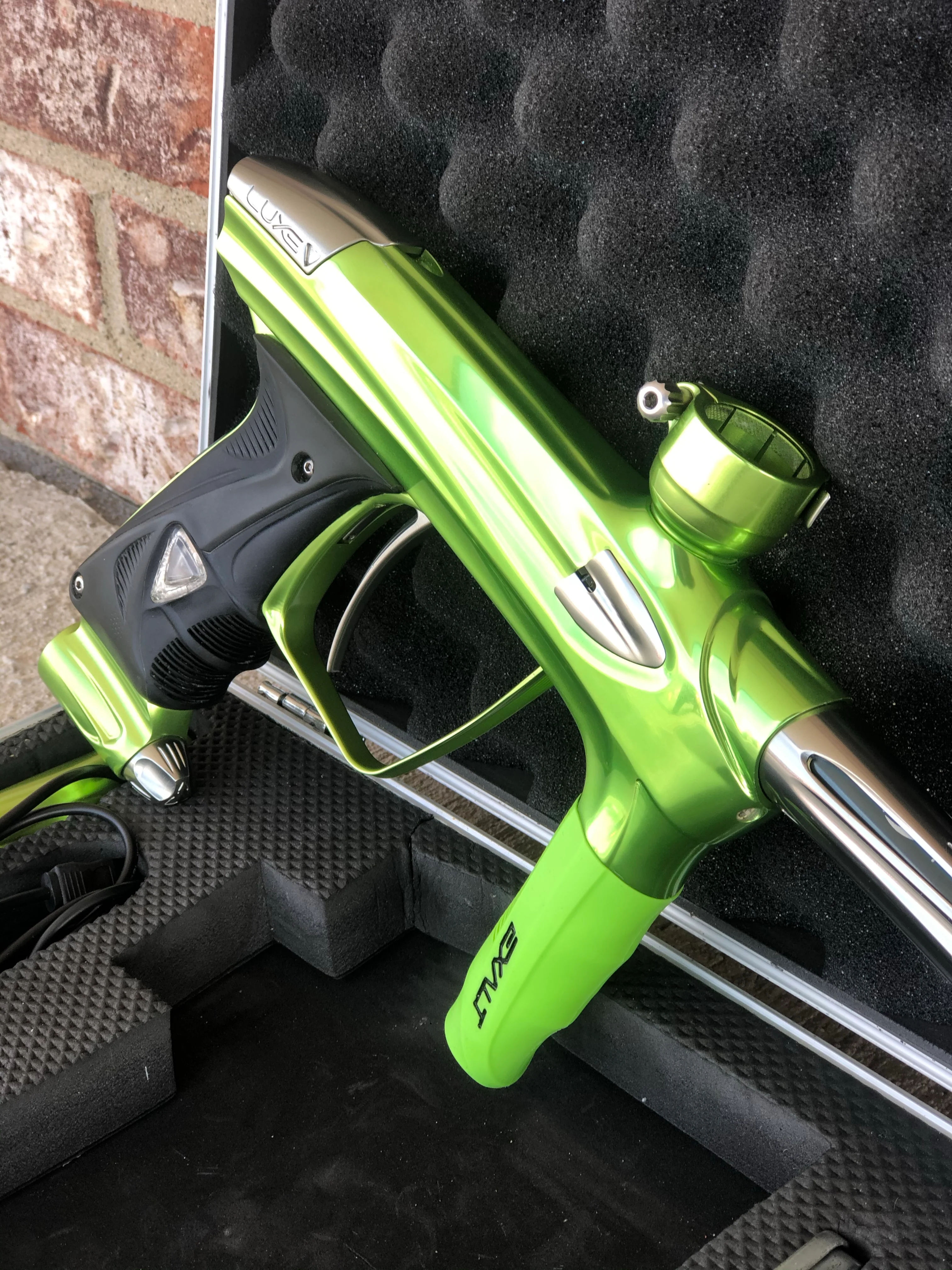 Used DLX Luxe 1.5 Paintball Gun - Gloss Lime/Pewter with 2.0 Core - Image 2