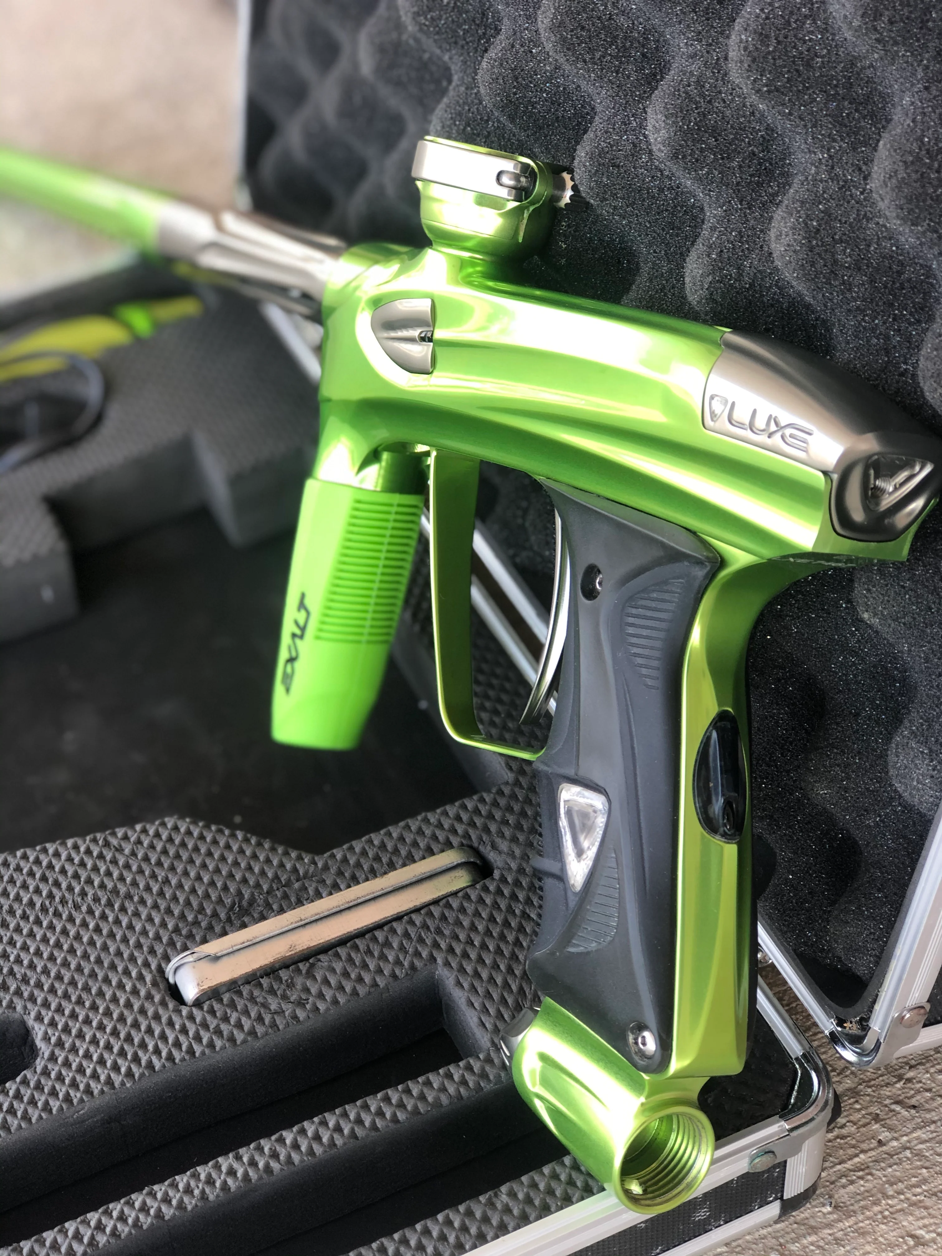 Used DLX Luxe 1.5 Paintball Gun - Gloss Lime/Pewter with 2.0 Core - Image 3