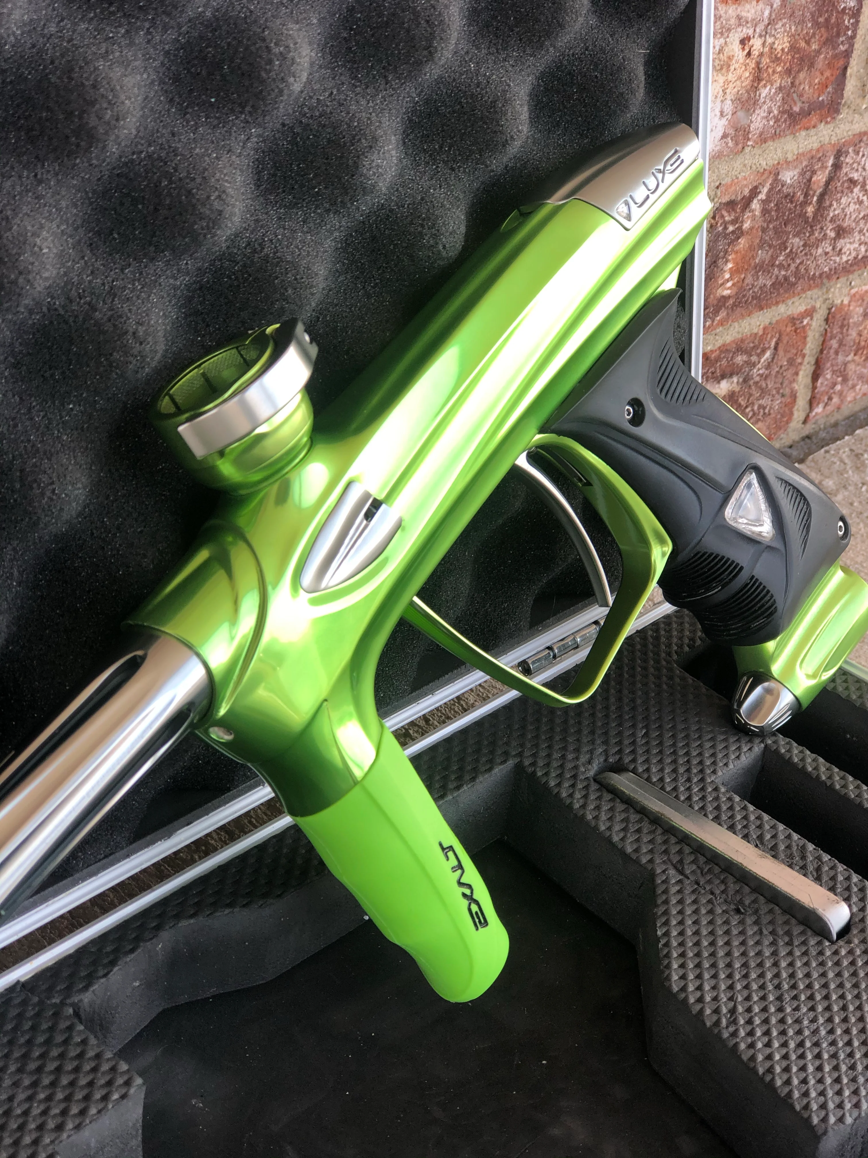 Used DLX Luxe 1.5 Paintball Gun - Gloss Lime/Pewter with 2.0 Core - Image 4