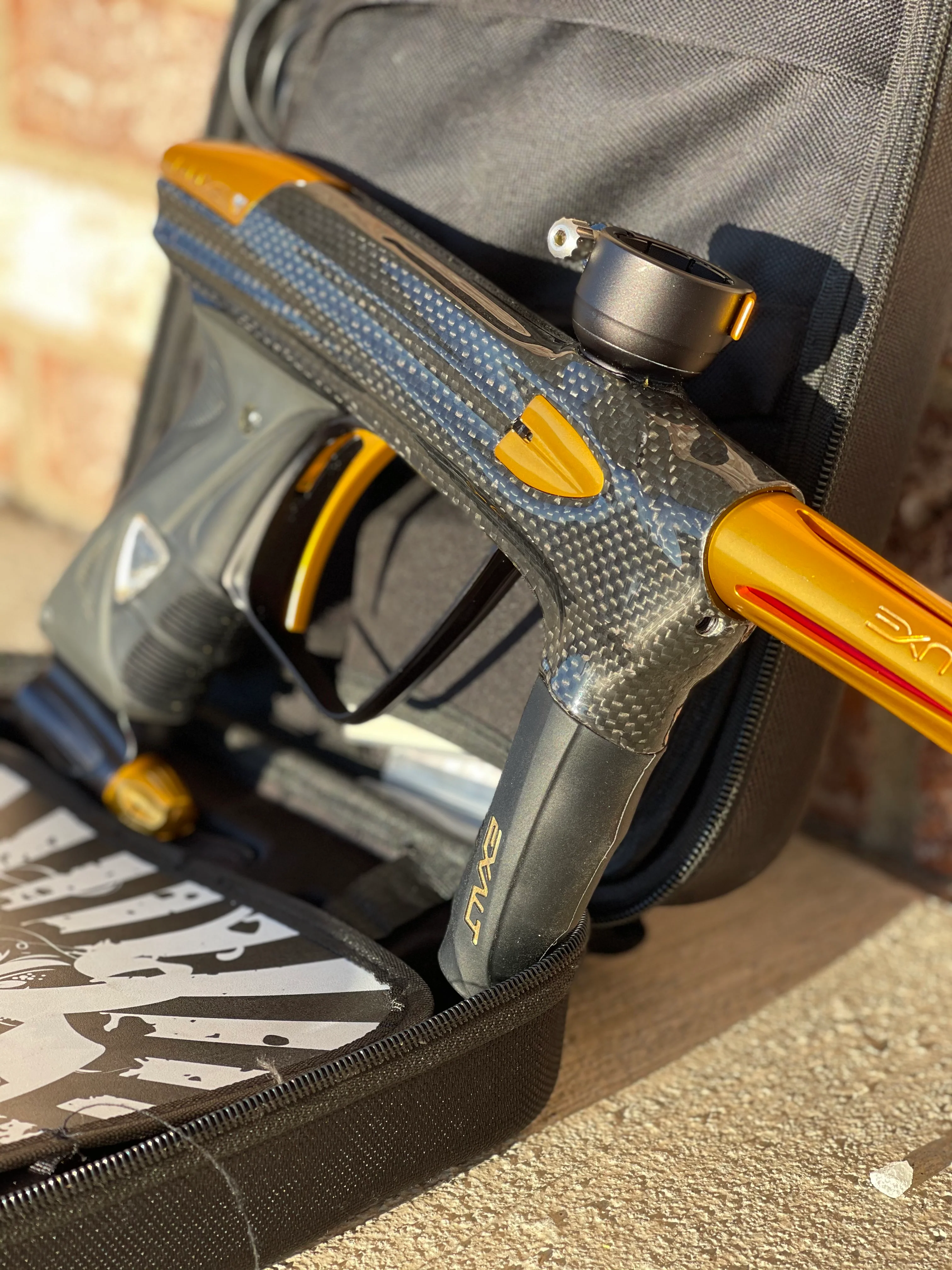 Used DLX Luxe 2.0 Oled Paintball Gun - Carbon / Gold - Image 2