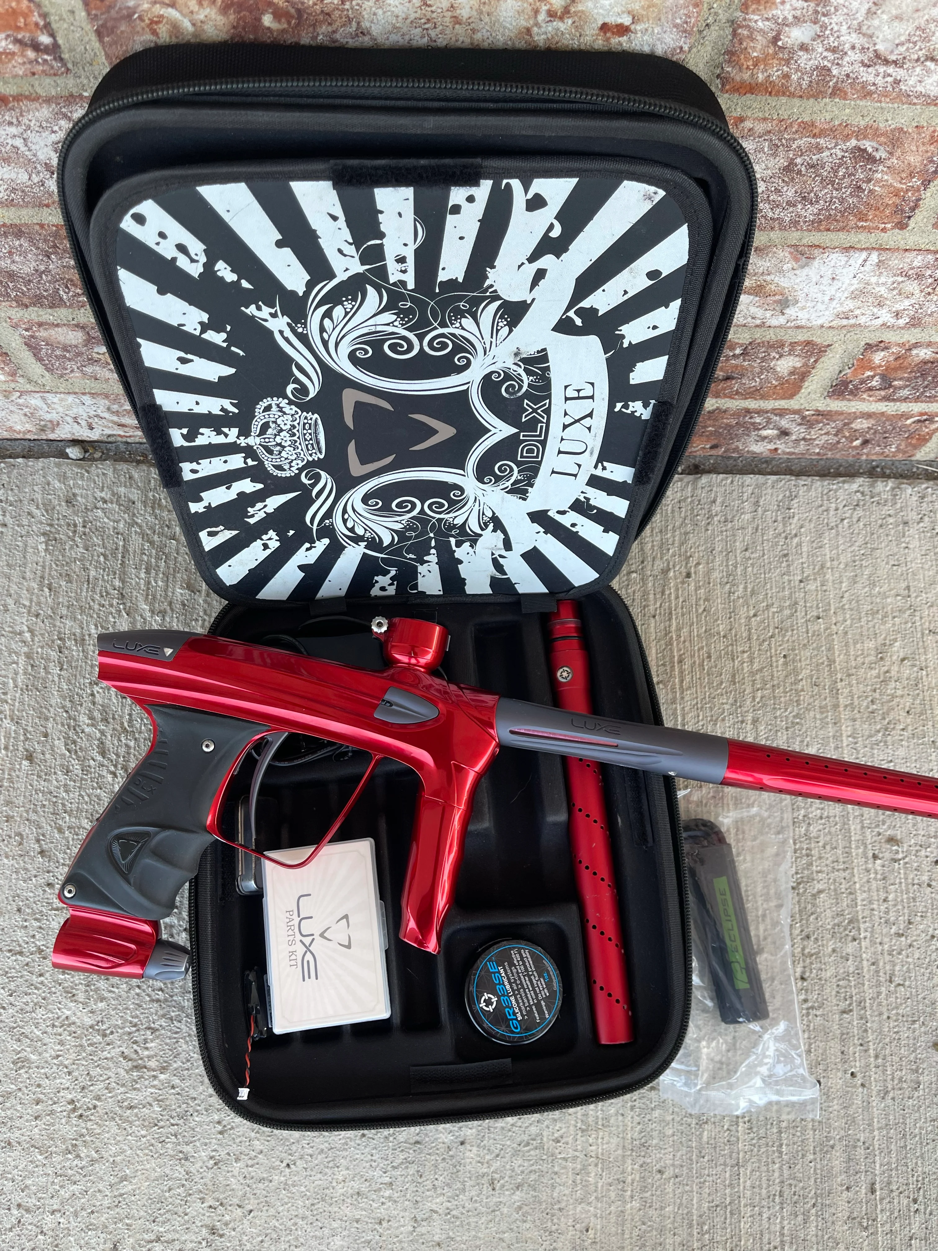 Used DLX Luxe 2.0 Oled Paintball Gun - Gloss Red / Dust Grey - Image 5