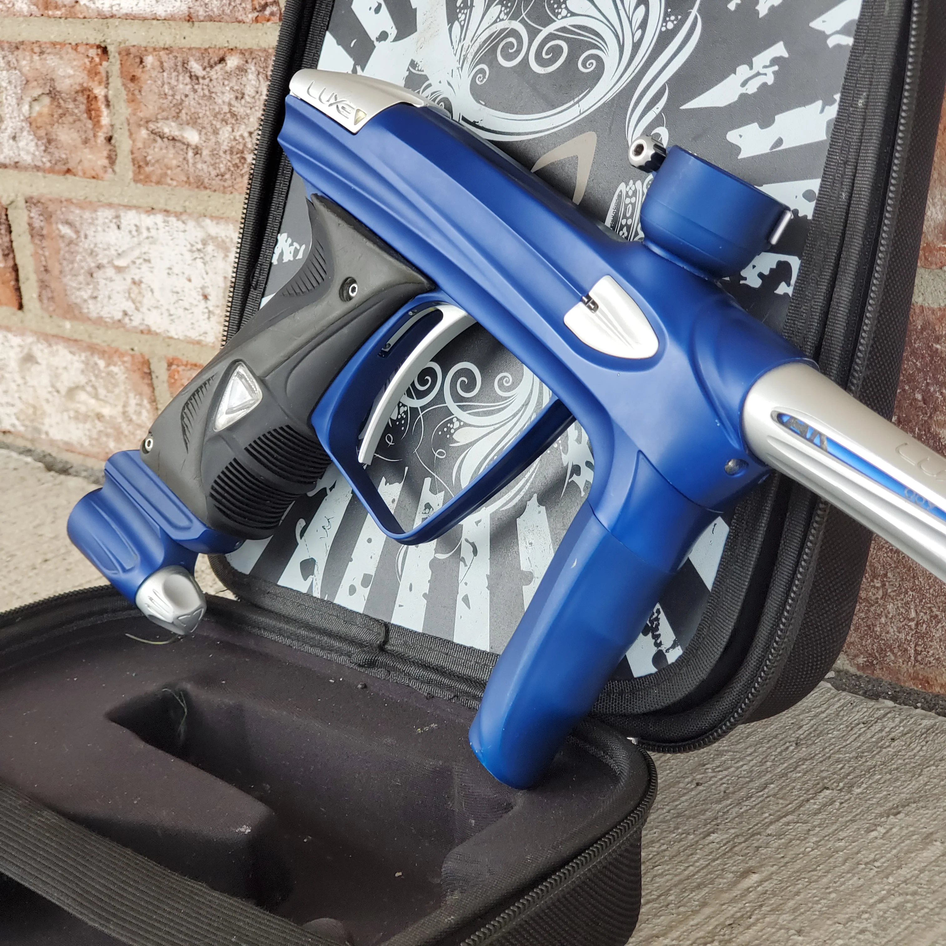 Used DLX Luxe 2.0 Oled Paintball Gun - Blue / Silver - Image 2