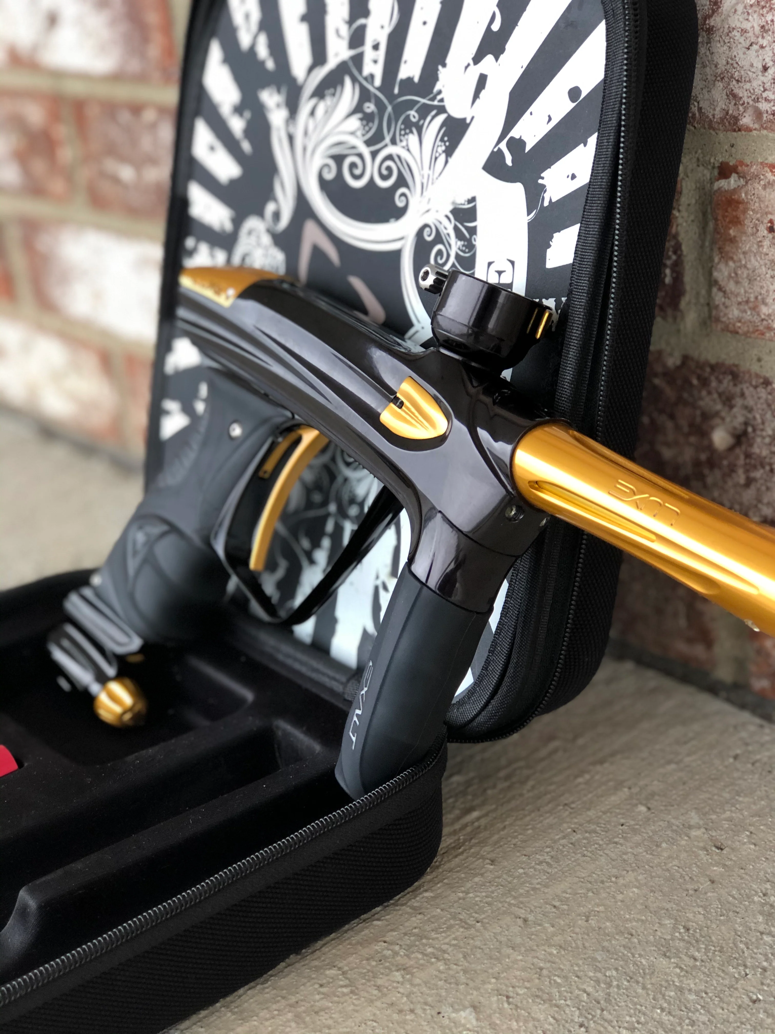 Used DLX Luxe 2.0 Paintball Gun - Gloss Black/Gloss Gold - Image 2