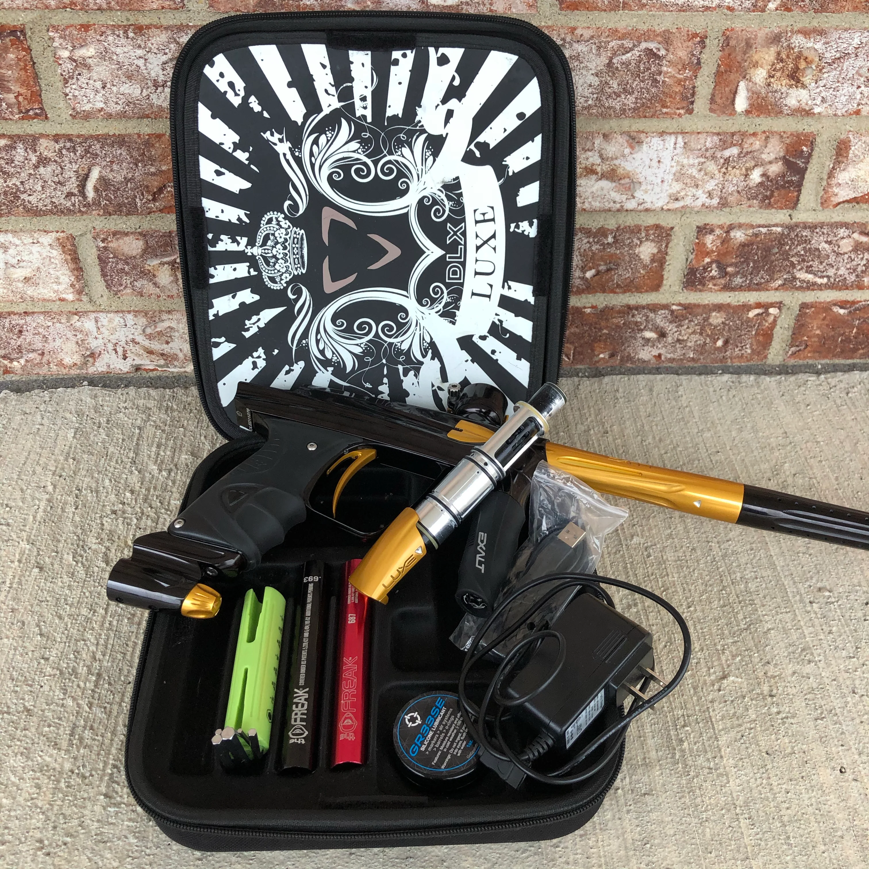 Used DLX Luxe 2.0 Paintball Gun - Gloss Black/Gloss Gold - Image 5