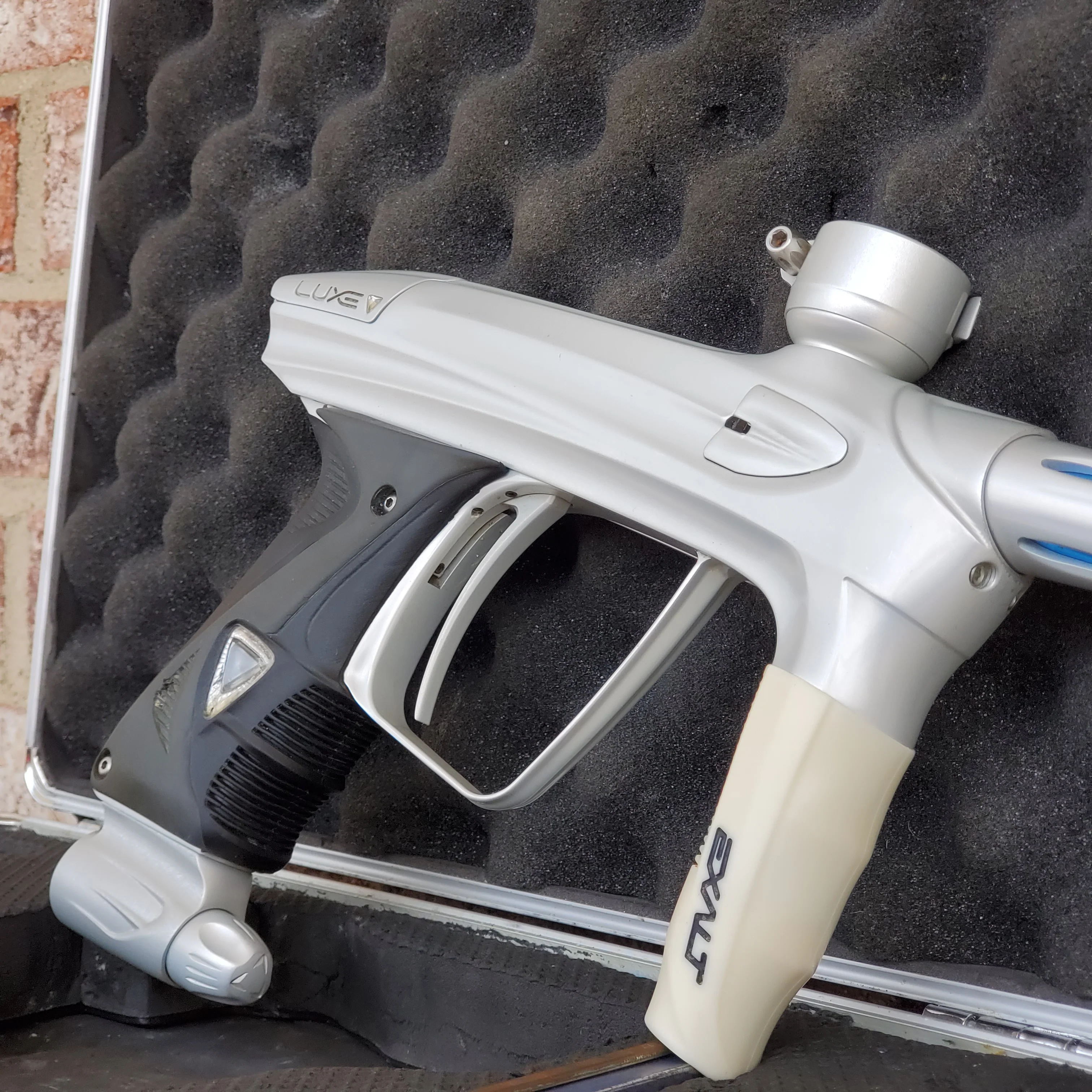 Used DLX Luxe 2.0 Paintball Gun - Pearl White - Image 2