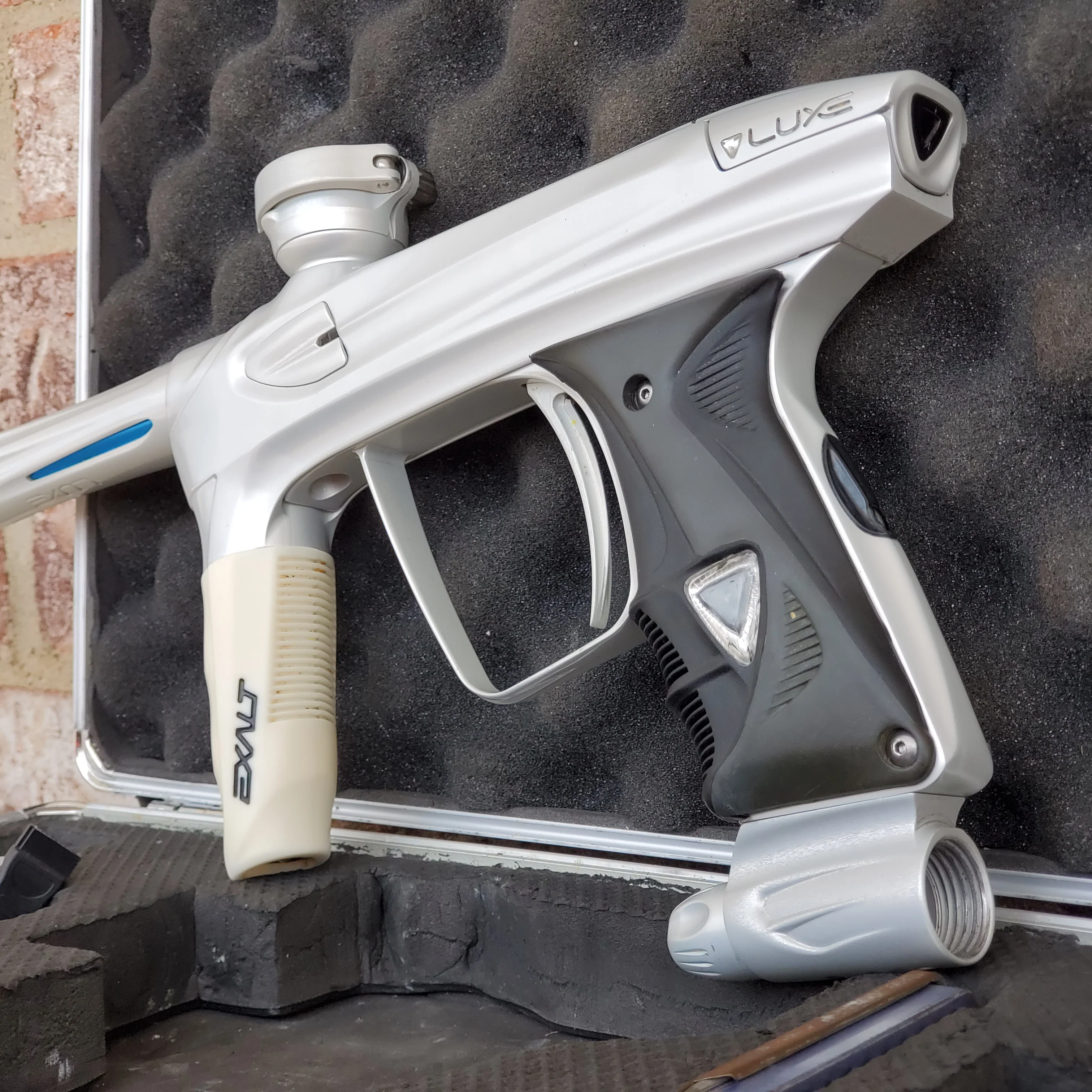 Used DLX Luxe 2.0 Paintball Gun - Pearl White - Image 3