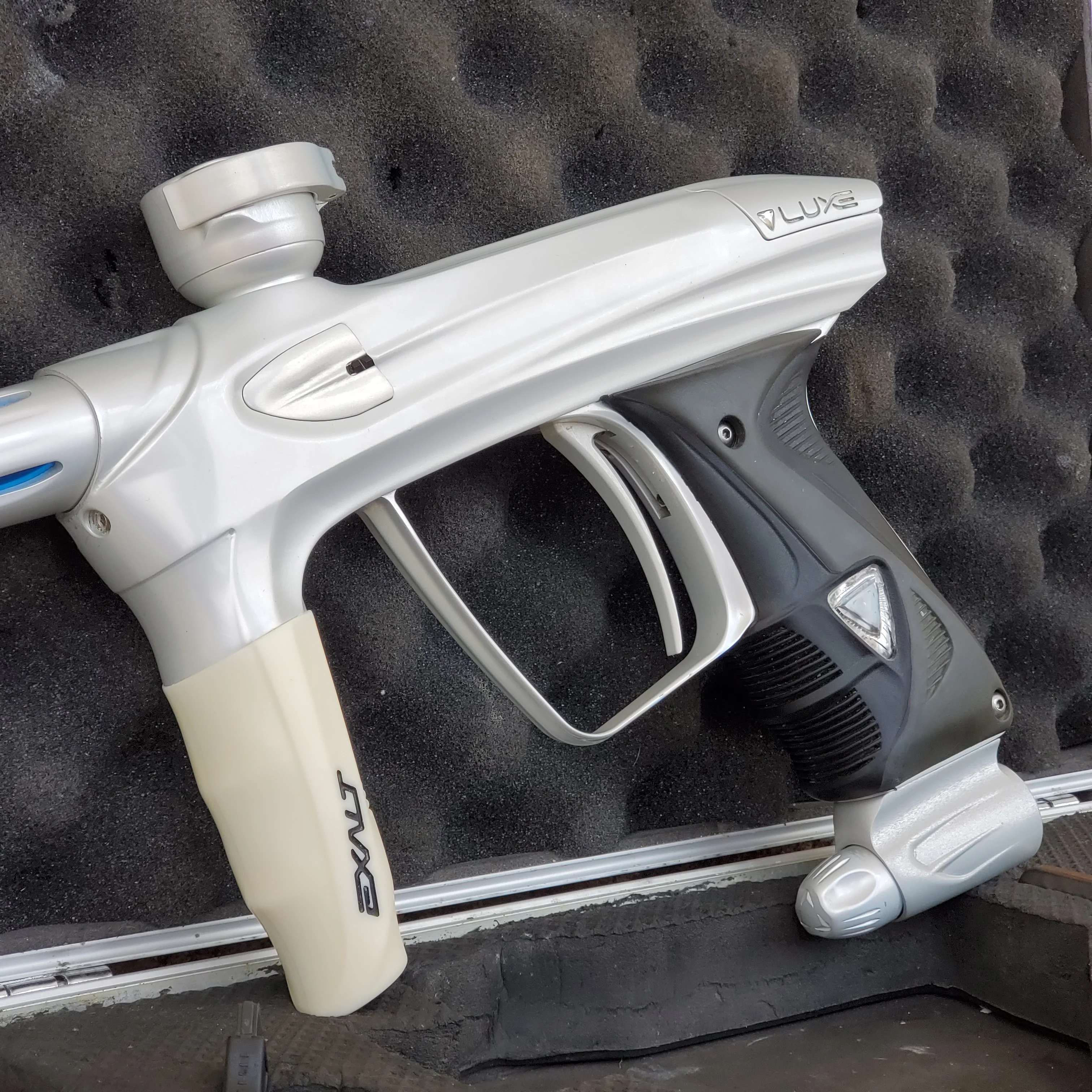 Used DLX Luxe 2.0 Paintball Gun - Pearl White - Image 4