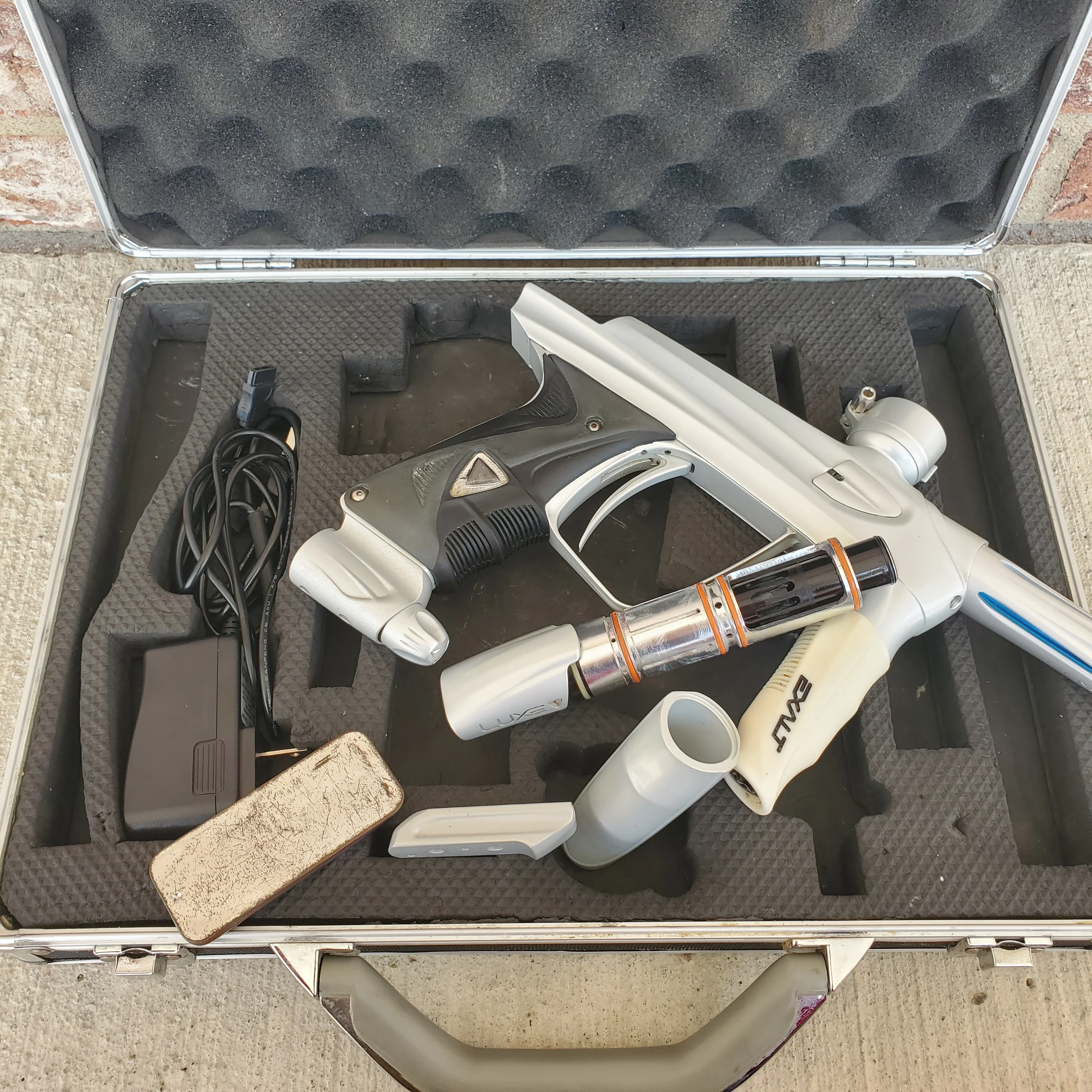 Used DLX Luxe 2.0 Paintball Gun - Pearl White - Image 5