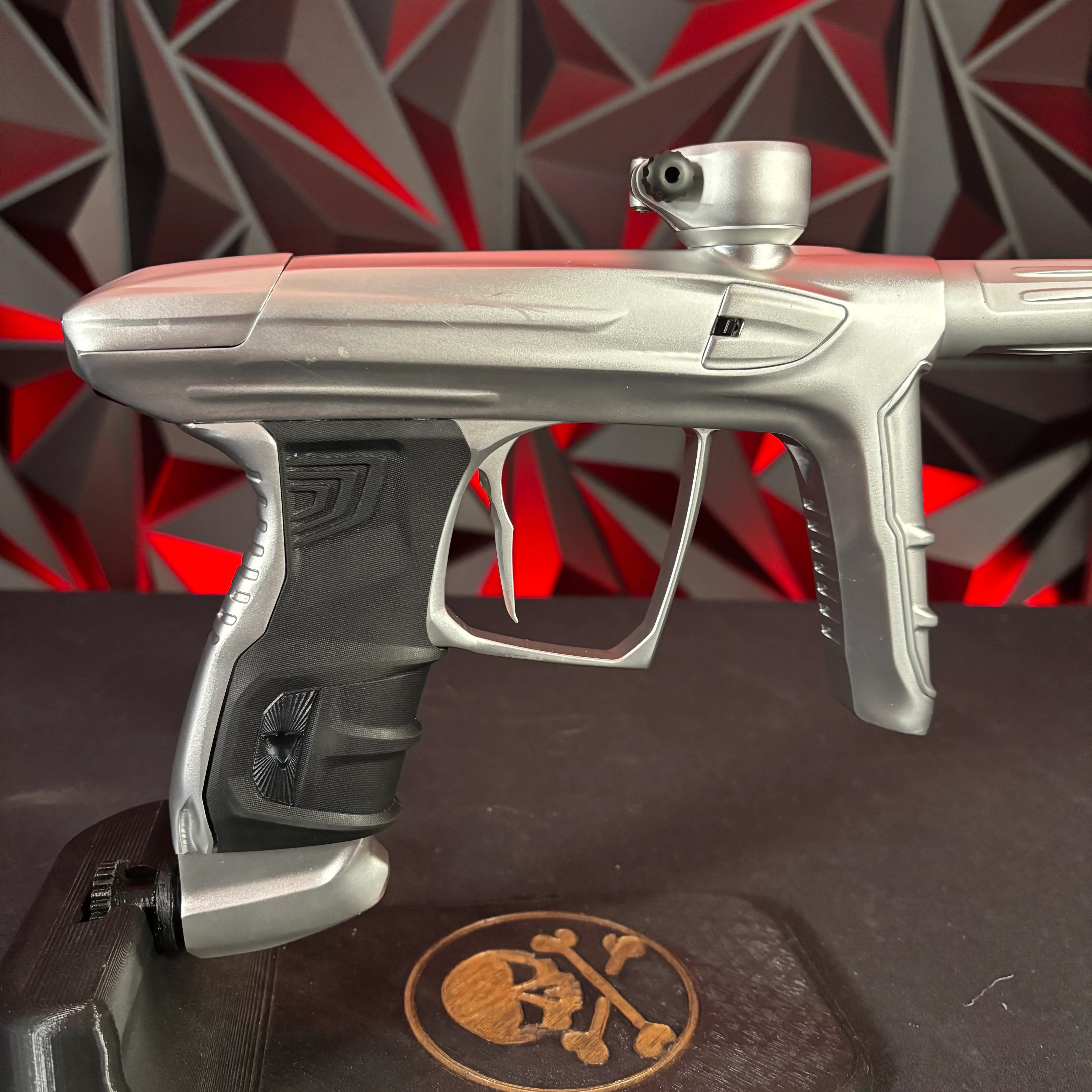 Used DLX Luxe IDOL Paintball Gun - Dust Silver - Image 2