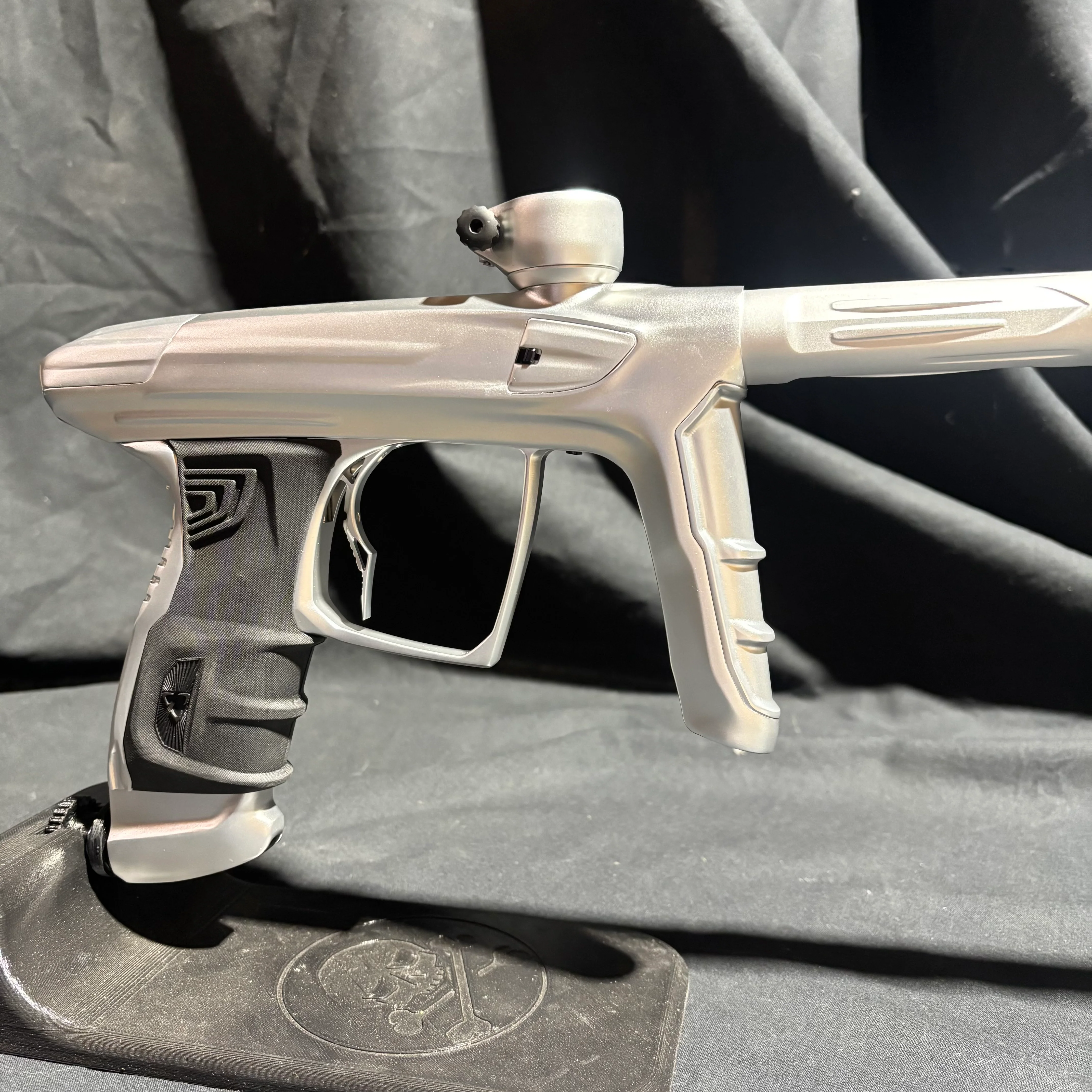 Used DLX Luxe IDOL Paintball Gun - Dust Silver - Image 3