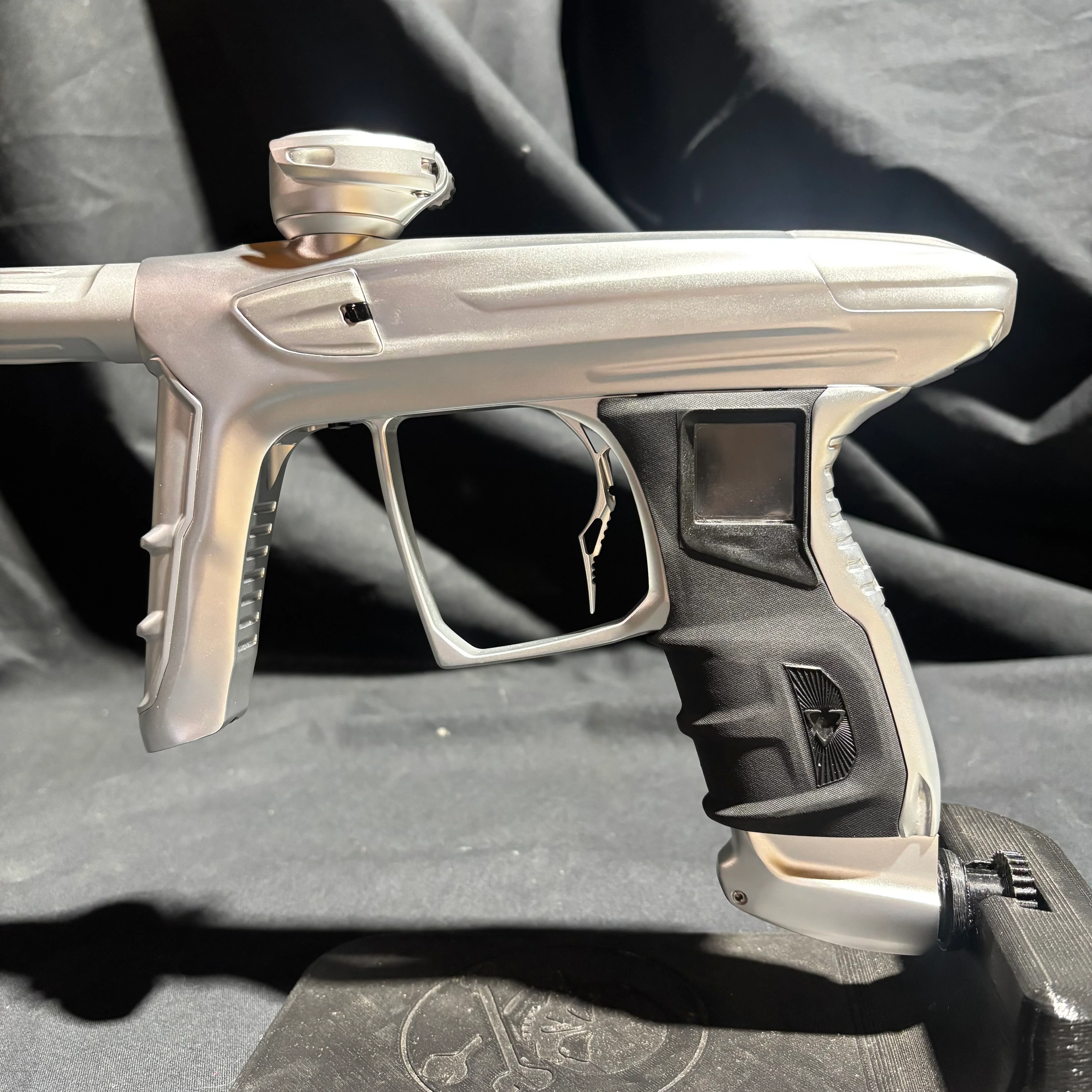 Used DLX Luxe IDOL Paintball Gun - Dust Silver - Image 4