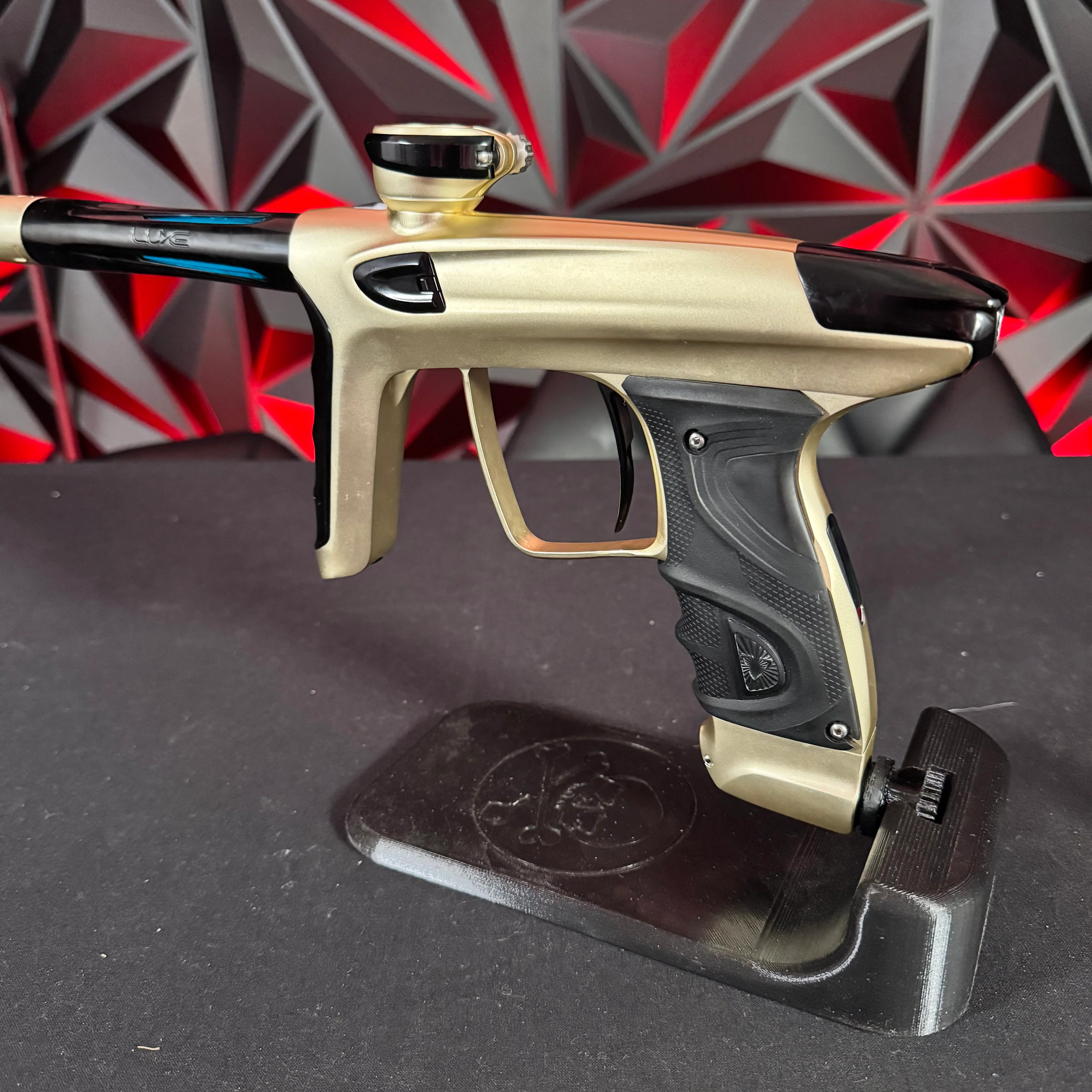Used DLX Luxe TM40 Paintball Gun - Dust Gold/Polished Black - Image 3
