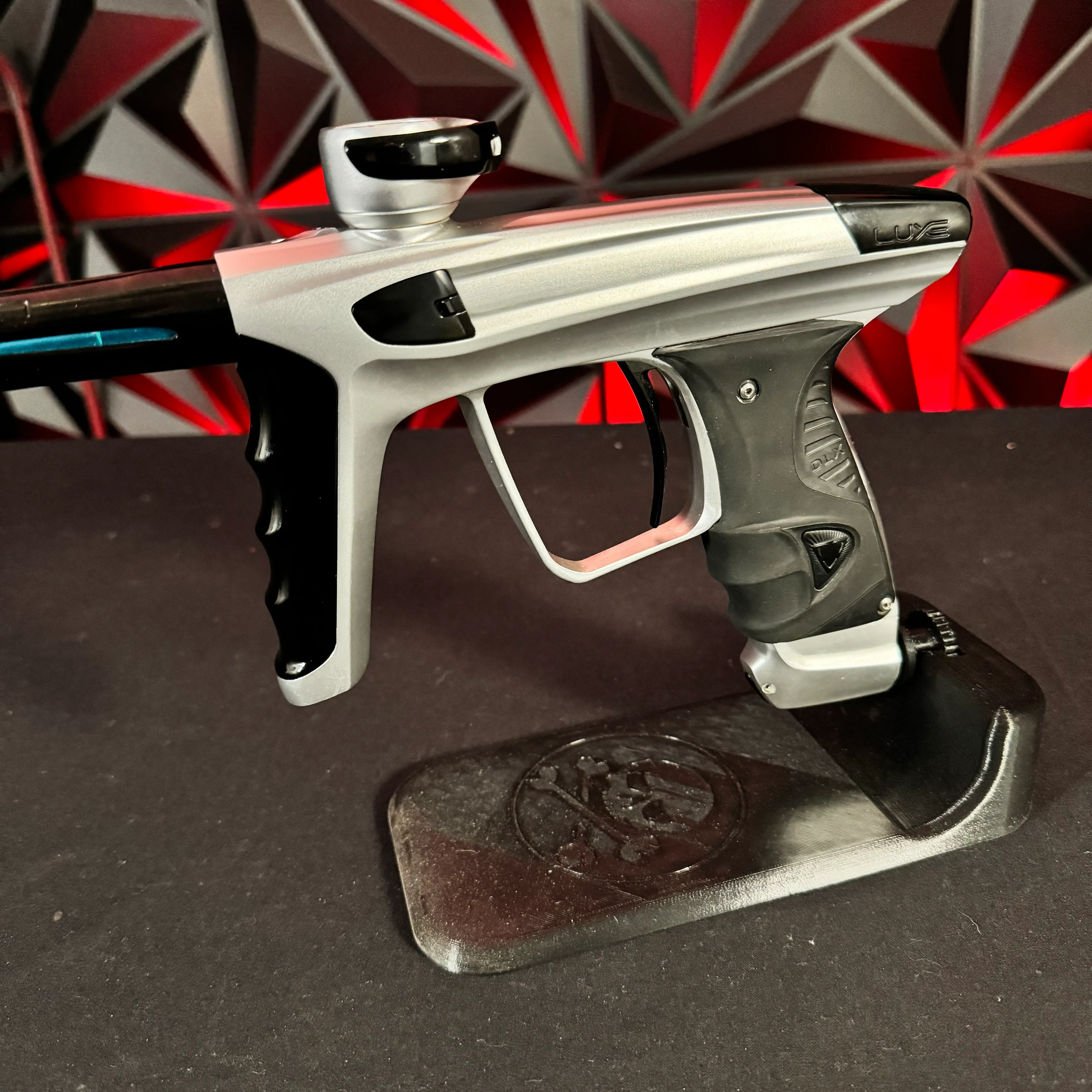 Used DLX Luxe X Paintball Gun - Dust Silver/Gloss Black w/Pro DNA Silencio Tip - Image 5
