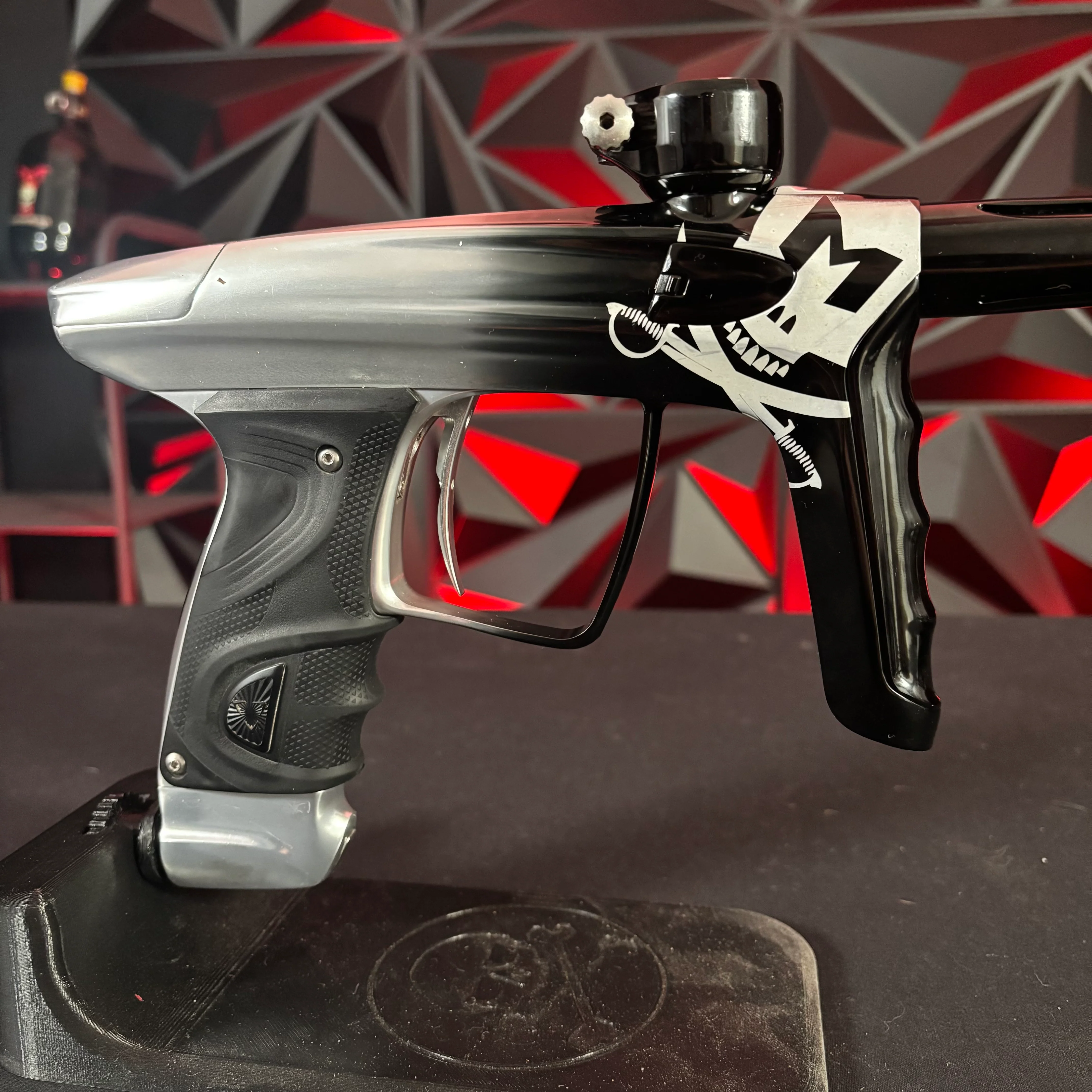 Used DLX Luxe TM40 Paintball Gun - LE Mutiny Gloss Silver/Black Fade - Image 3