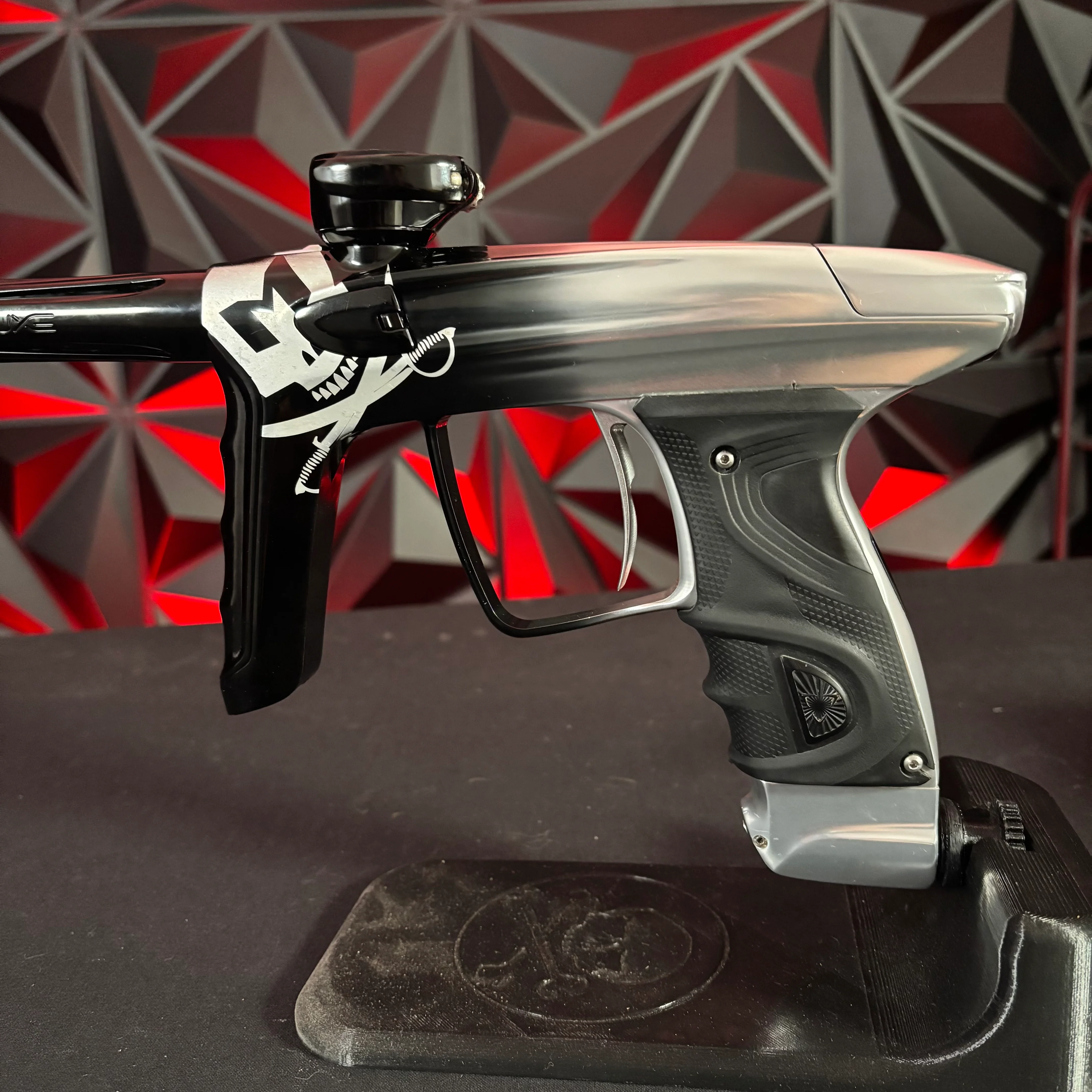 Used DLX Luxe TM40 Paintball Gun - LE Mutiny Gloss Silver/Black Fade - Image 4