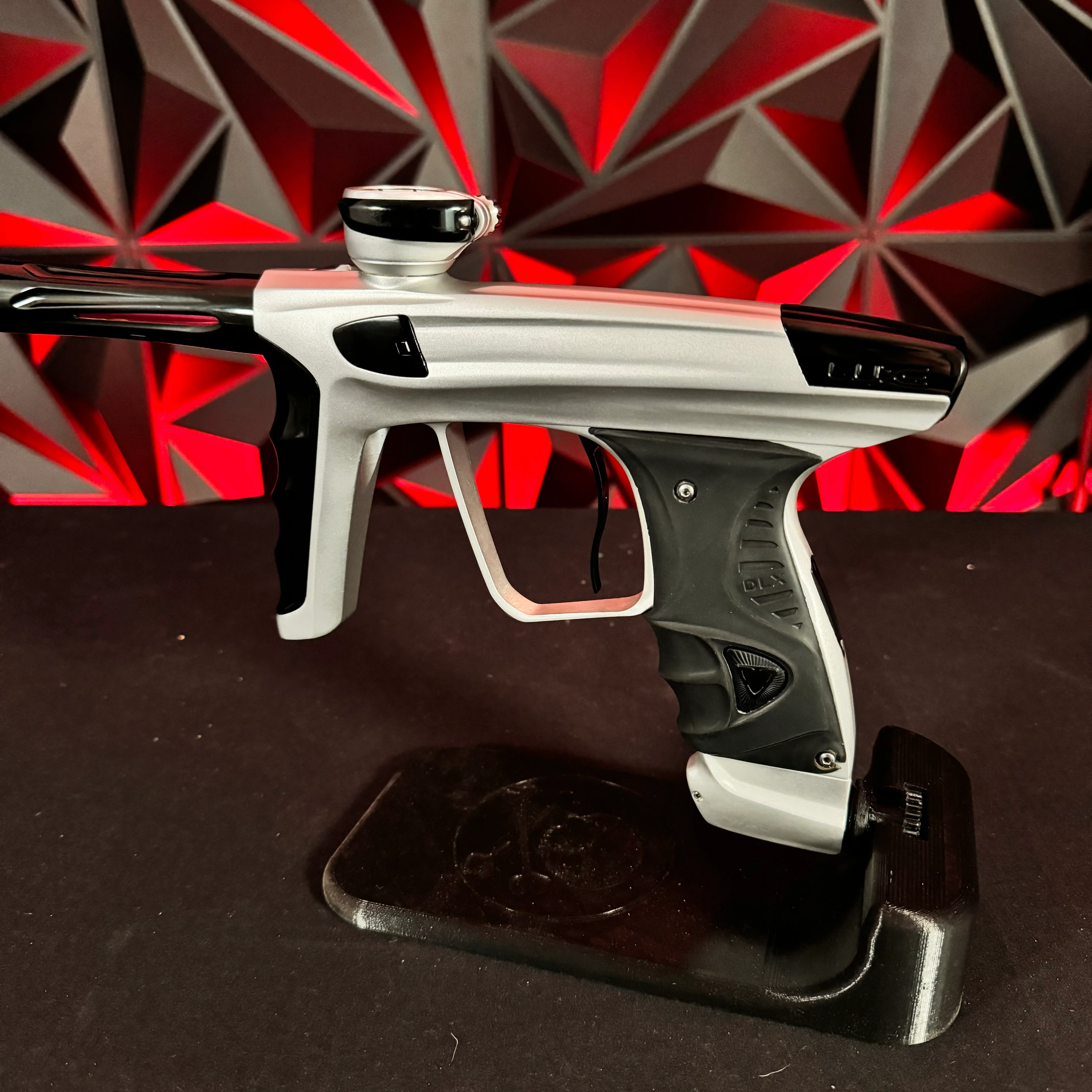 Used DLX Luxe X Paintball Gun - Dust Silver/Polished Black - Image 3