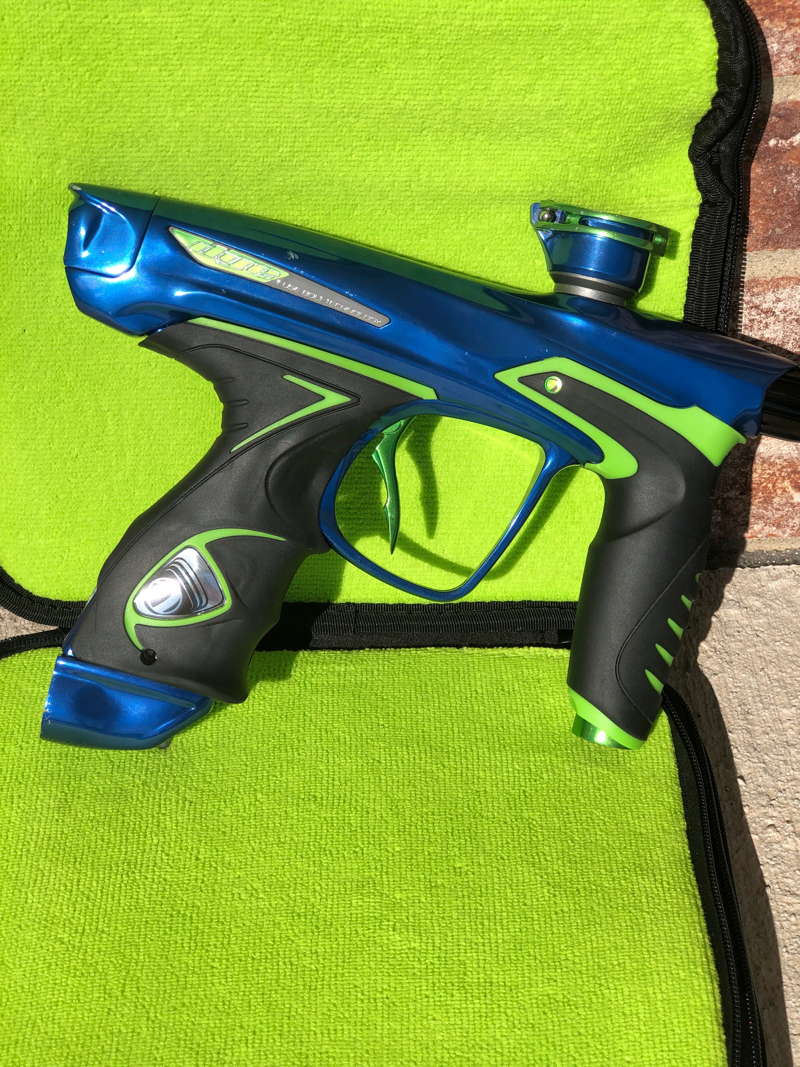 Used Dye DM14 Paintball Marker - Blue/Lime - Image 2