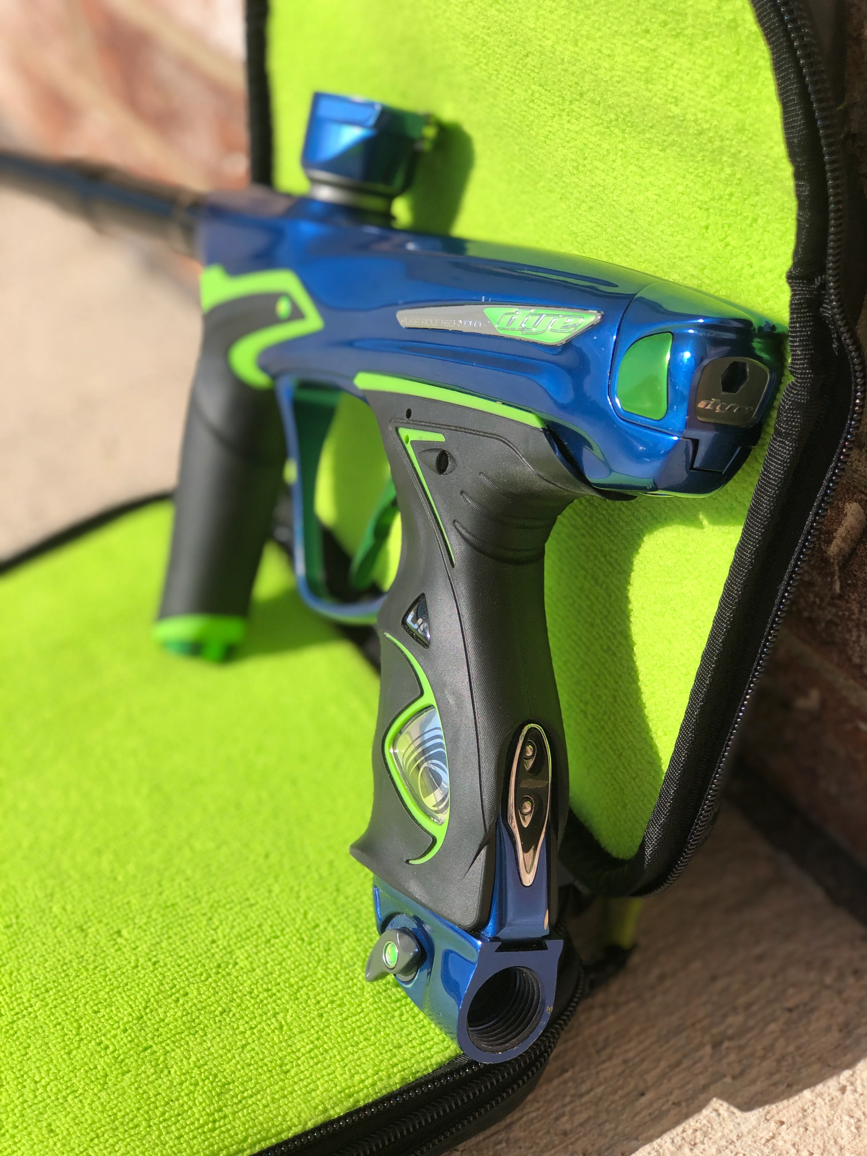 Used Dye DM14 Paintball Marker - Blue/Lime - Image 3