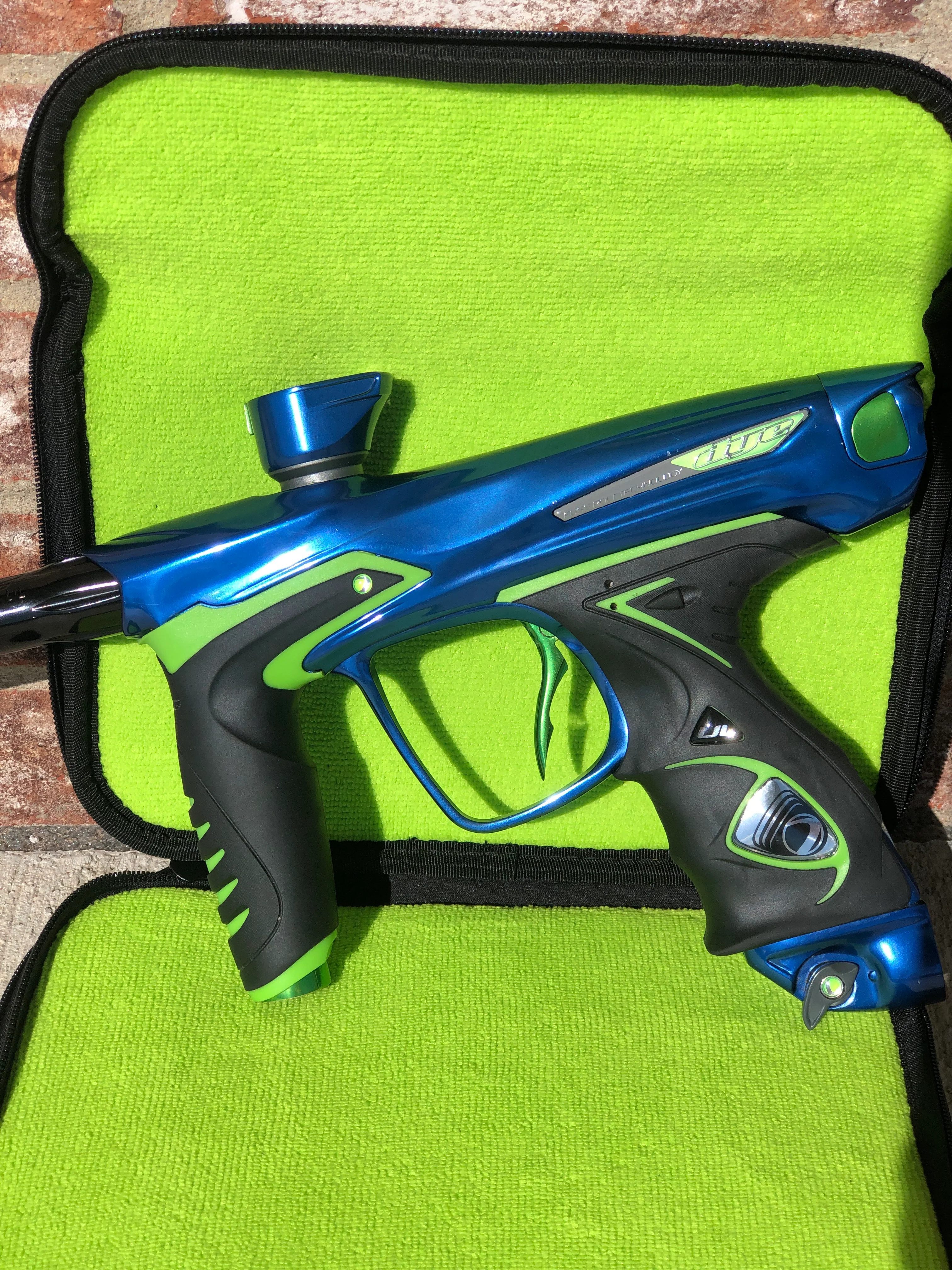 Used Dye DM14 Paintball Marker - Blue/Lime - Image 4
