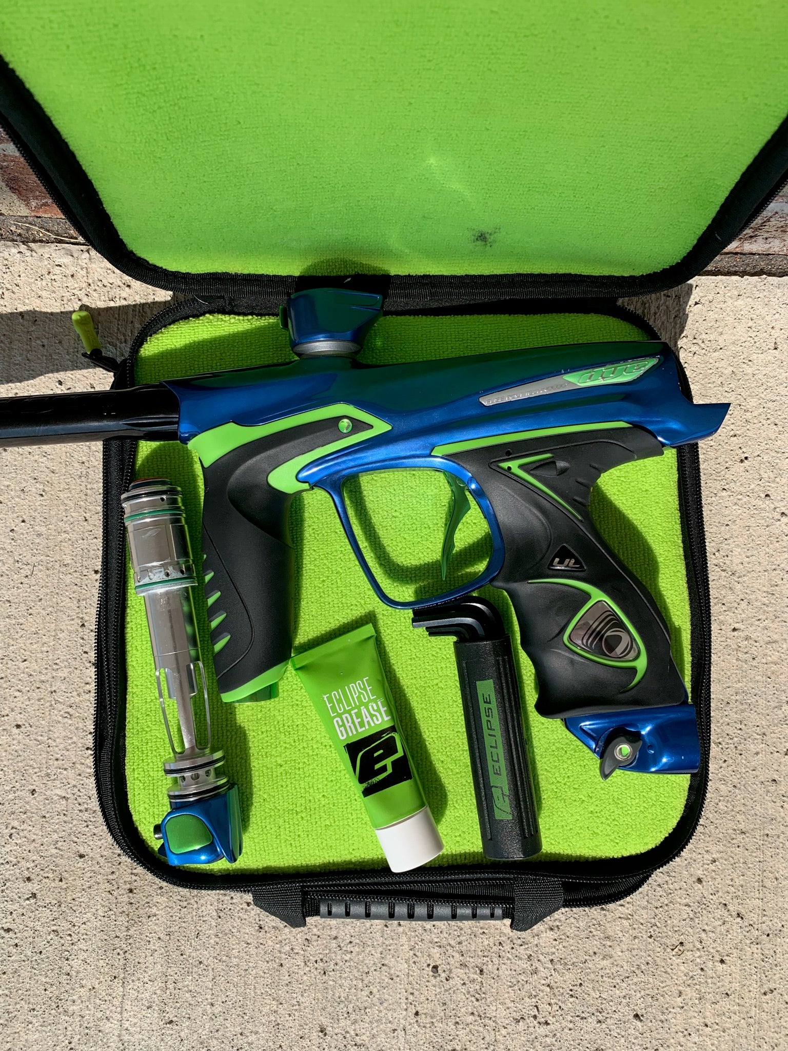 Used Dye DM14 Paintball Marker - Blue/Lime - Image 5