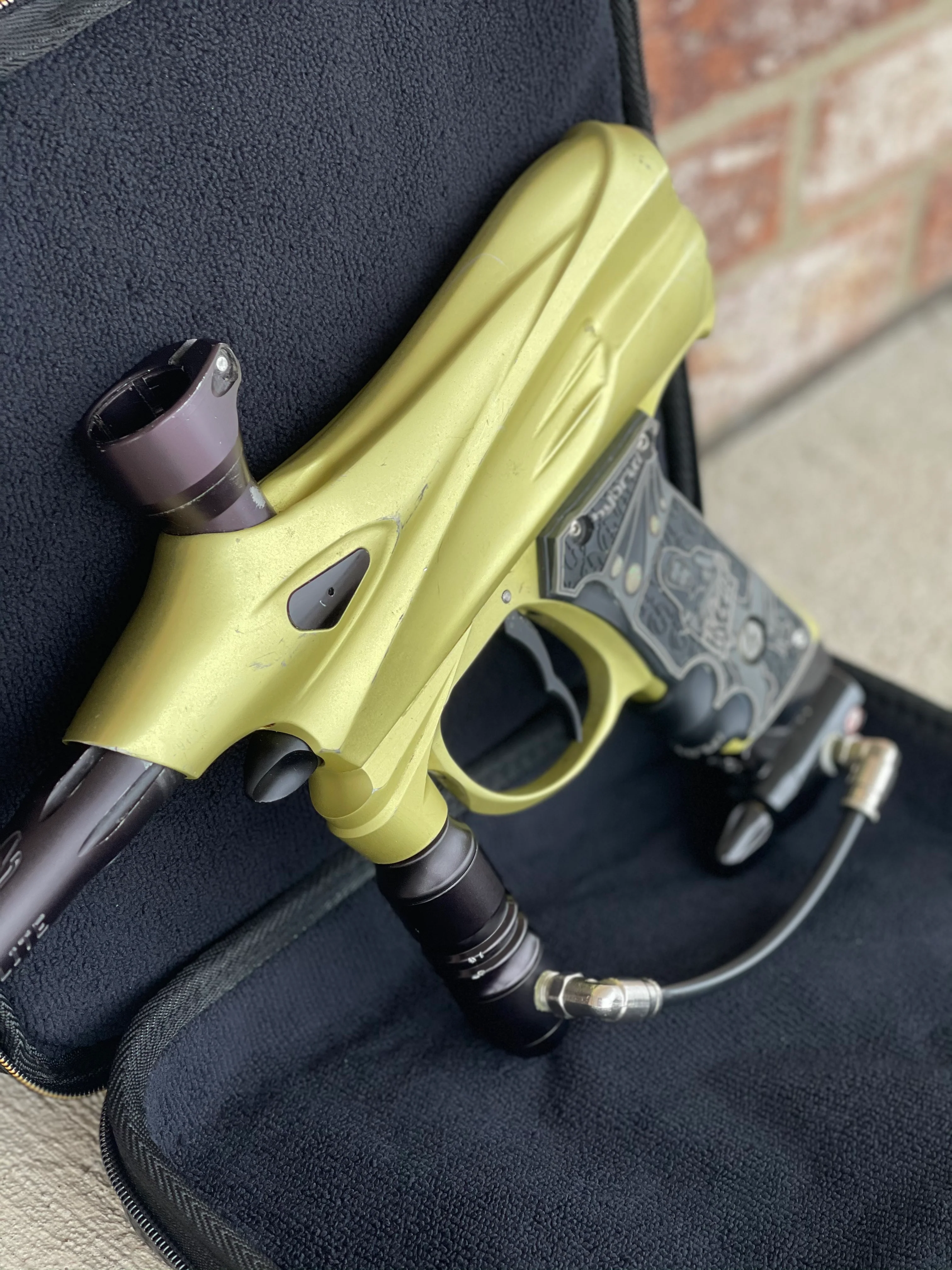 Used Dye DM4 Paintball Gun - Dust Yellow/Dust Black - Image 4
