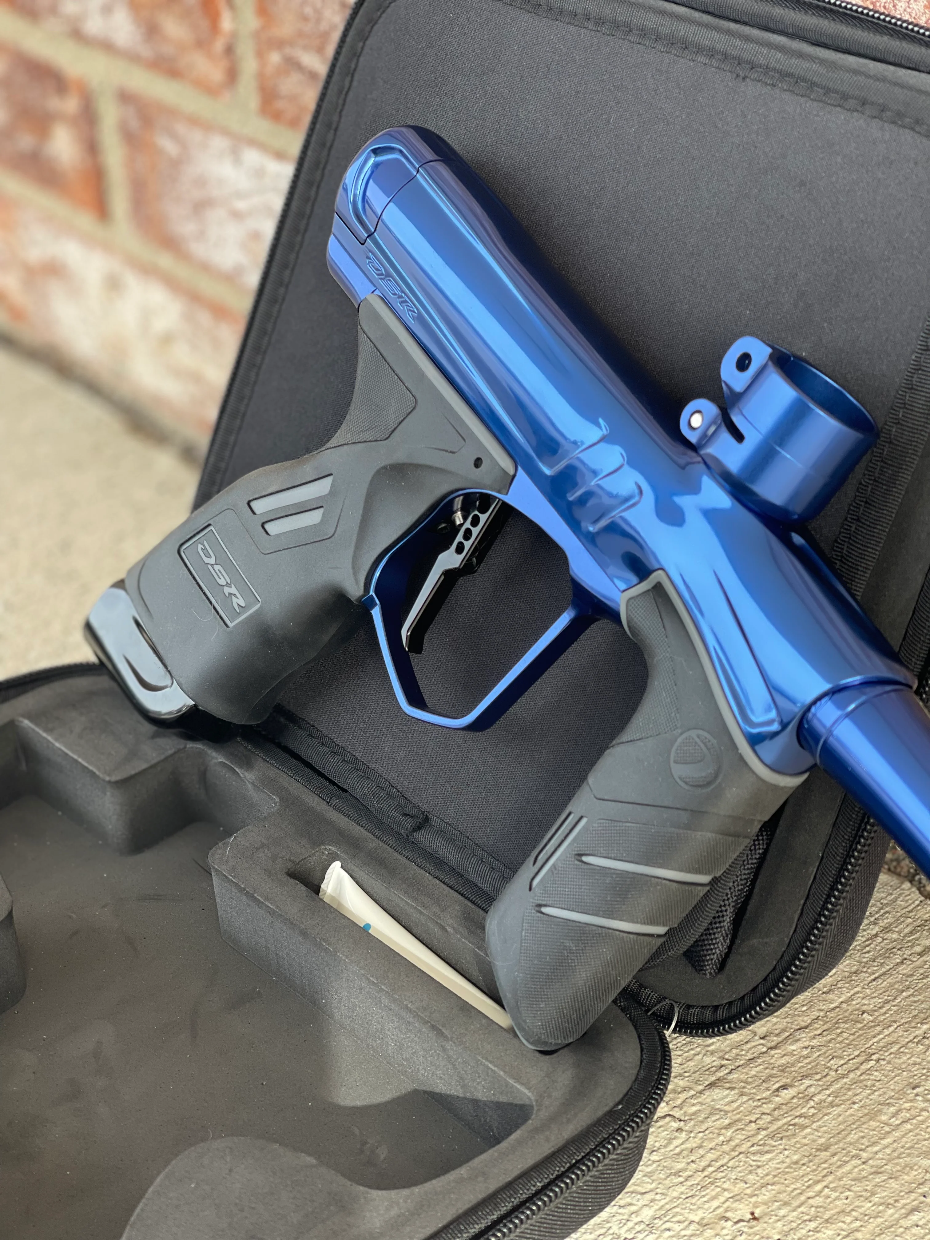 Used Dye DSR+ Paintball Gun - Black Waters (Polished Blue/Polished Black - Image 2
