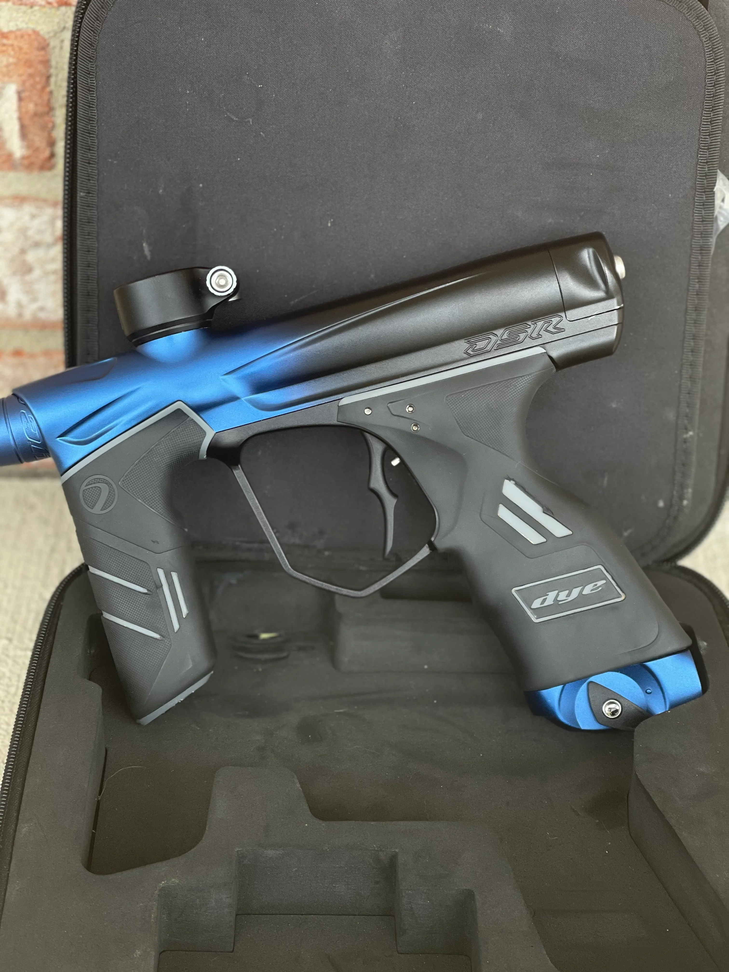 Used Dye DSR Paintball Gun - Black Waters - Image 4