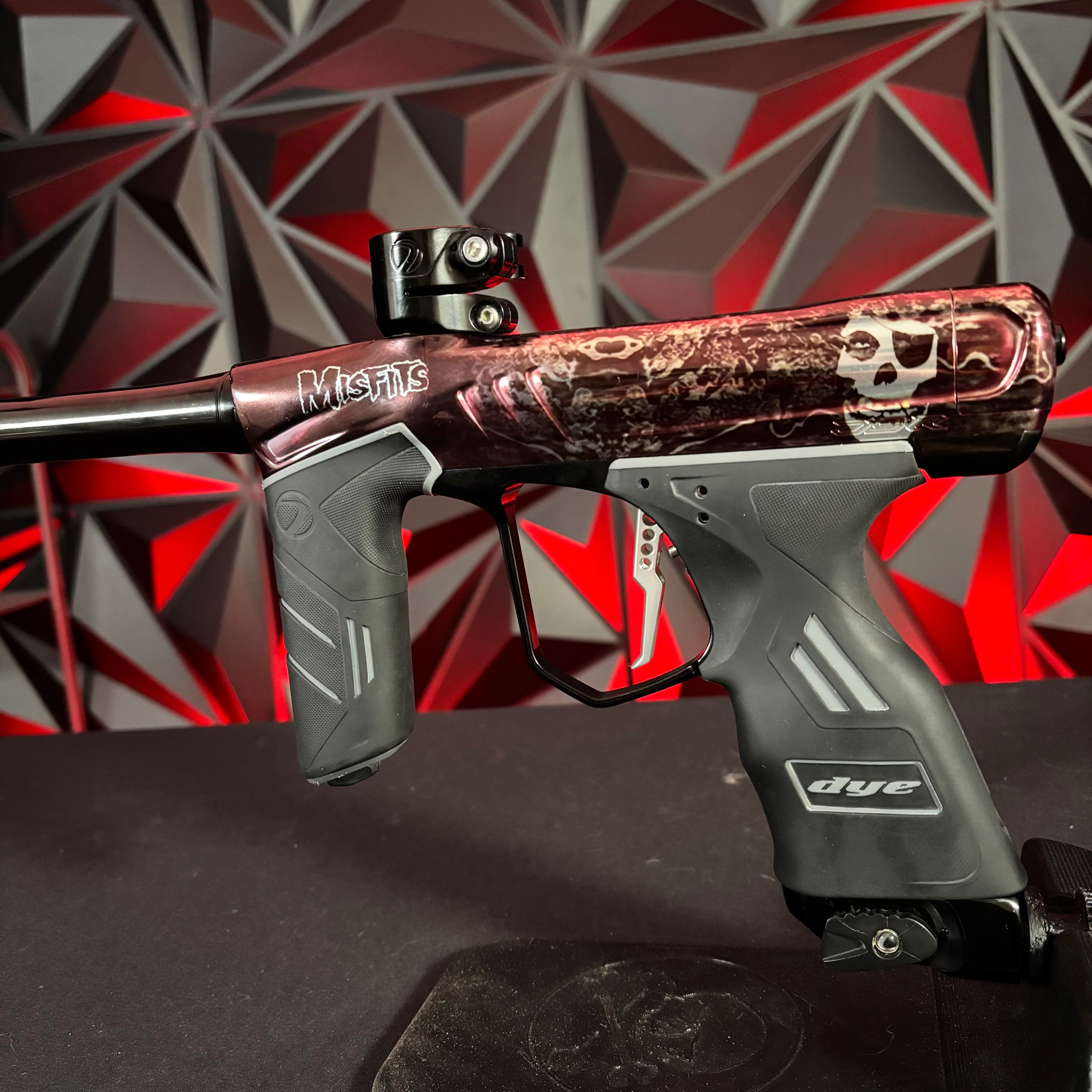 Used Dye DSR+ Paintball Gun - PGA Misfits w/IM Pro Kit - Image 4
