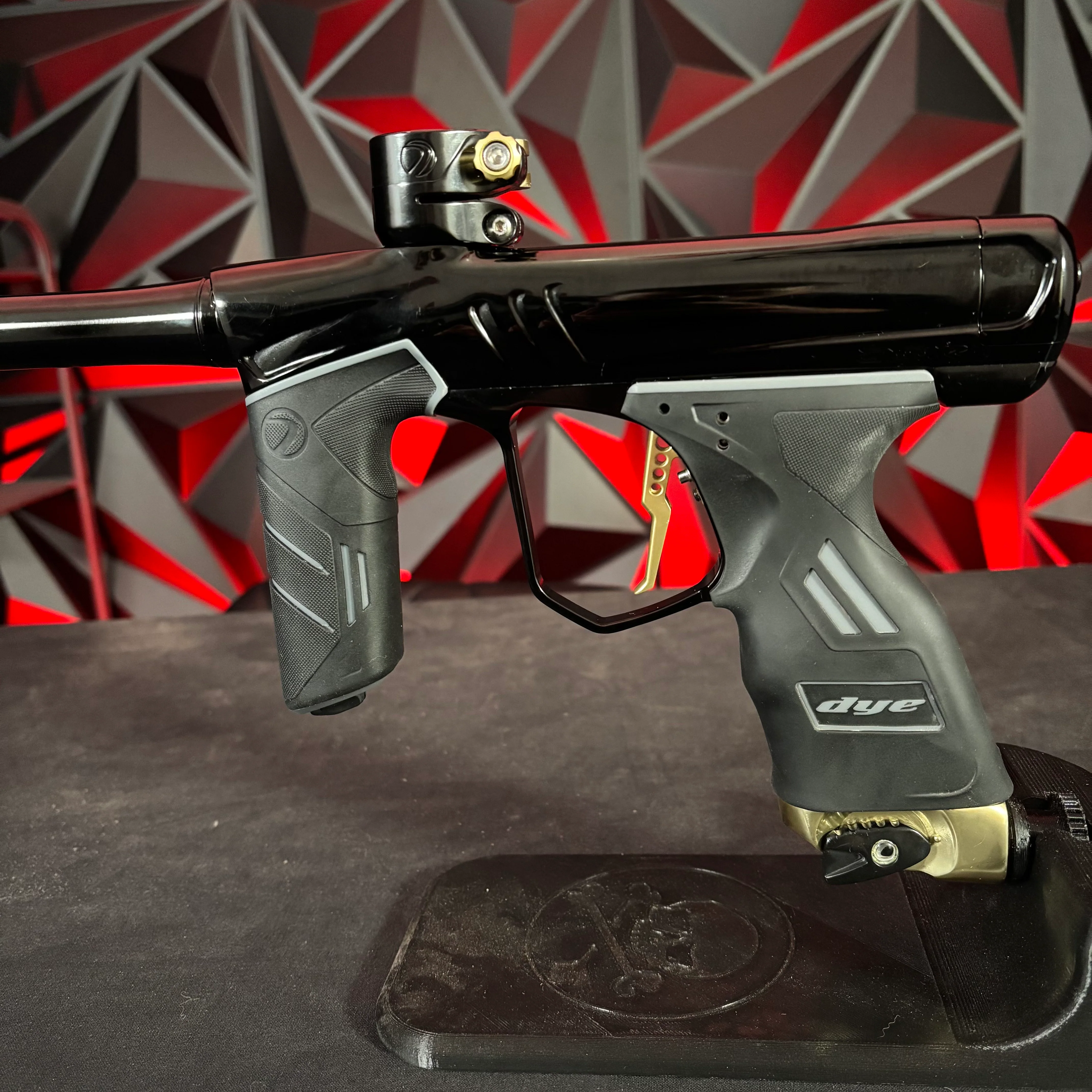Used Dye DSR+ Paintball Gun - Onyx Gold W/ IM Pro Kit - Image 4