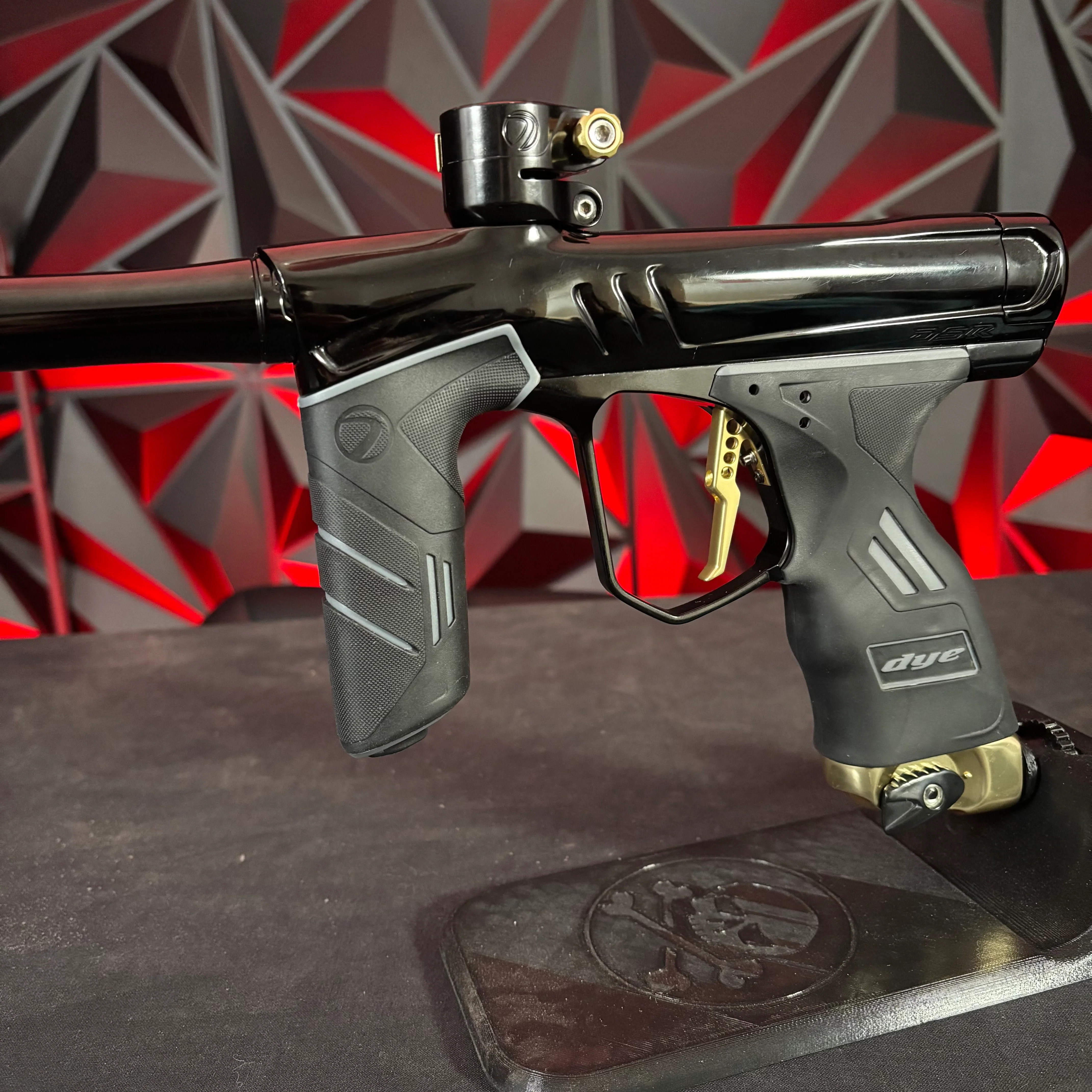 Used Dye DSR+ Paintball Gun - Onyx Gold W/ IM Pro Kit - Image 5