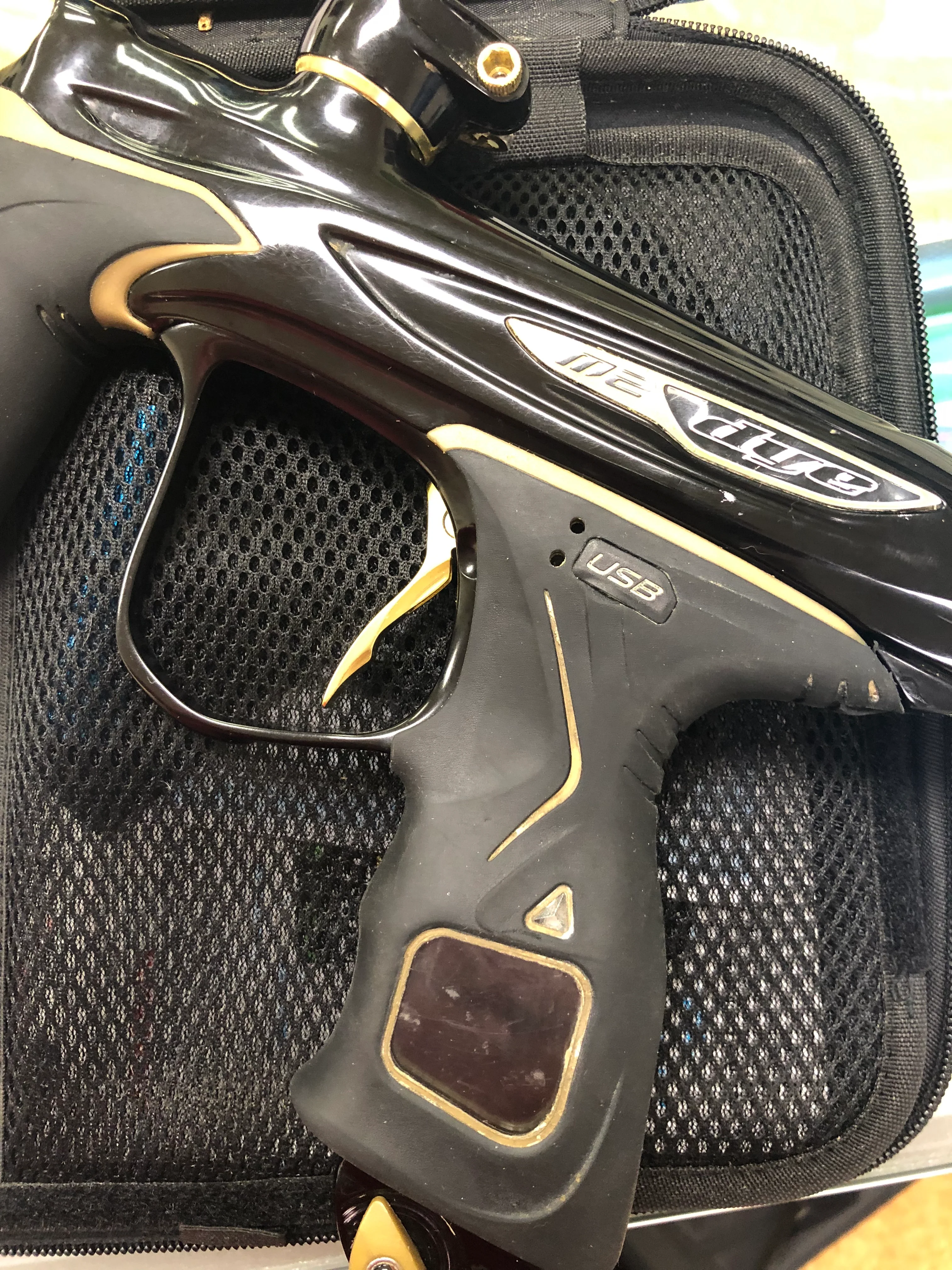 Used Dye M2- Black/Gold - Image 7