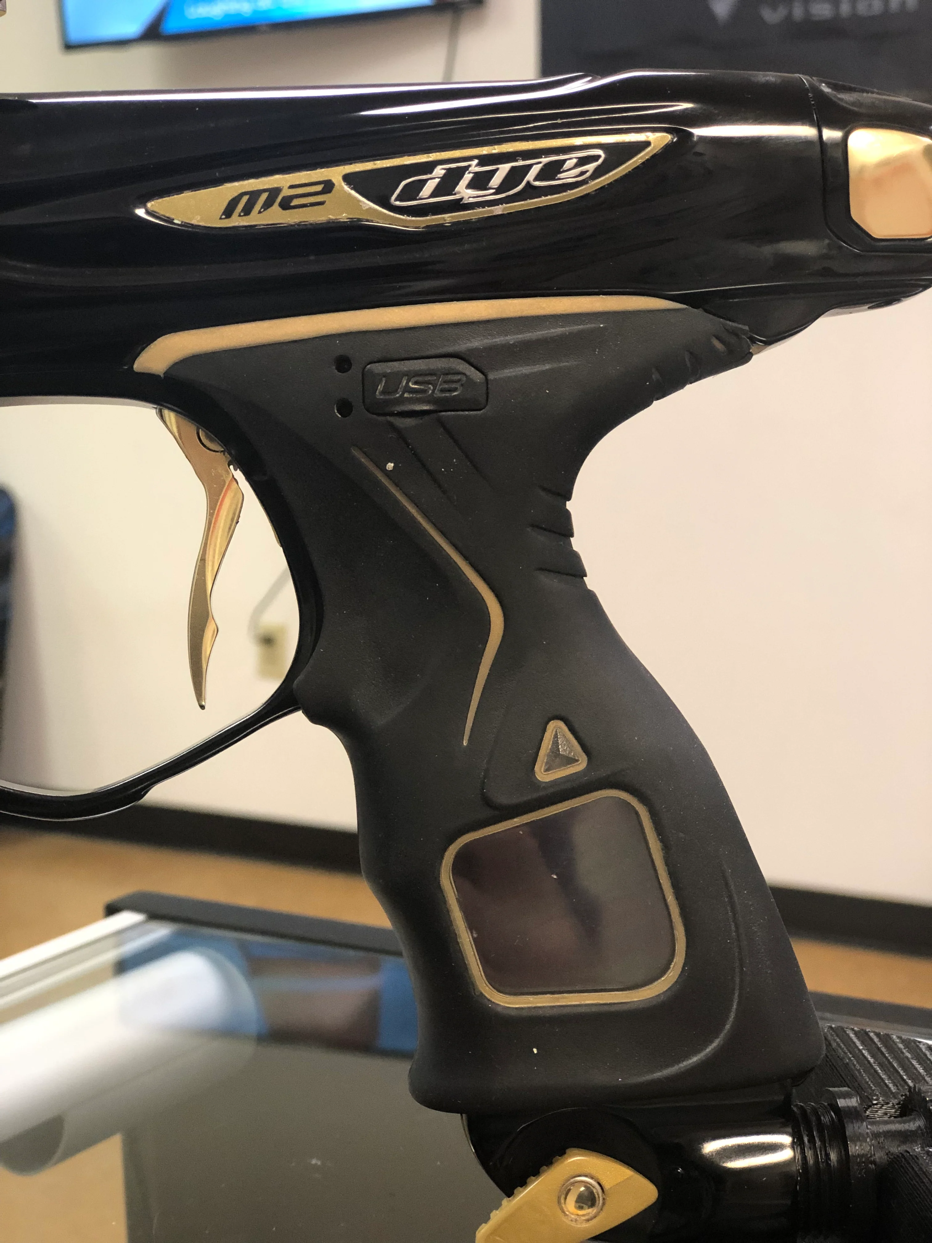 Used Dye M2 Black/Polished Gold - Image 5