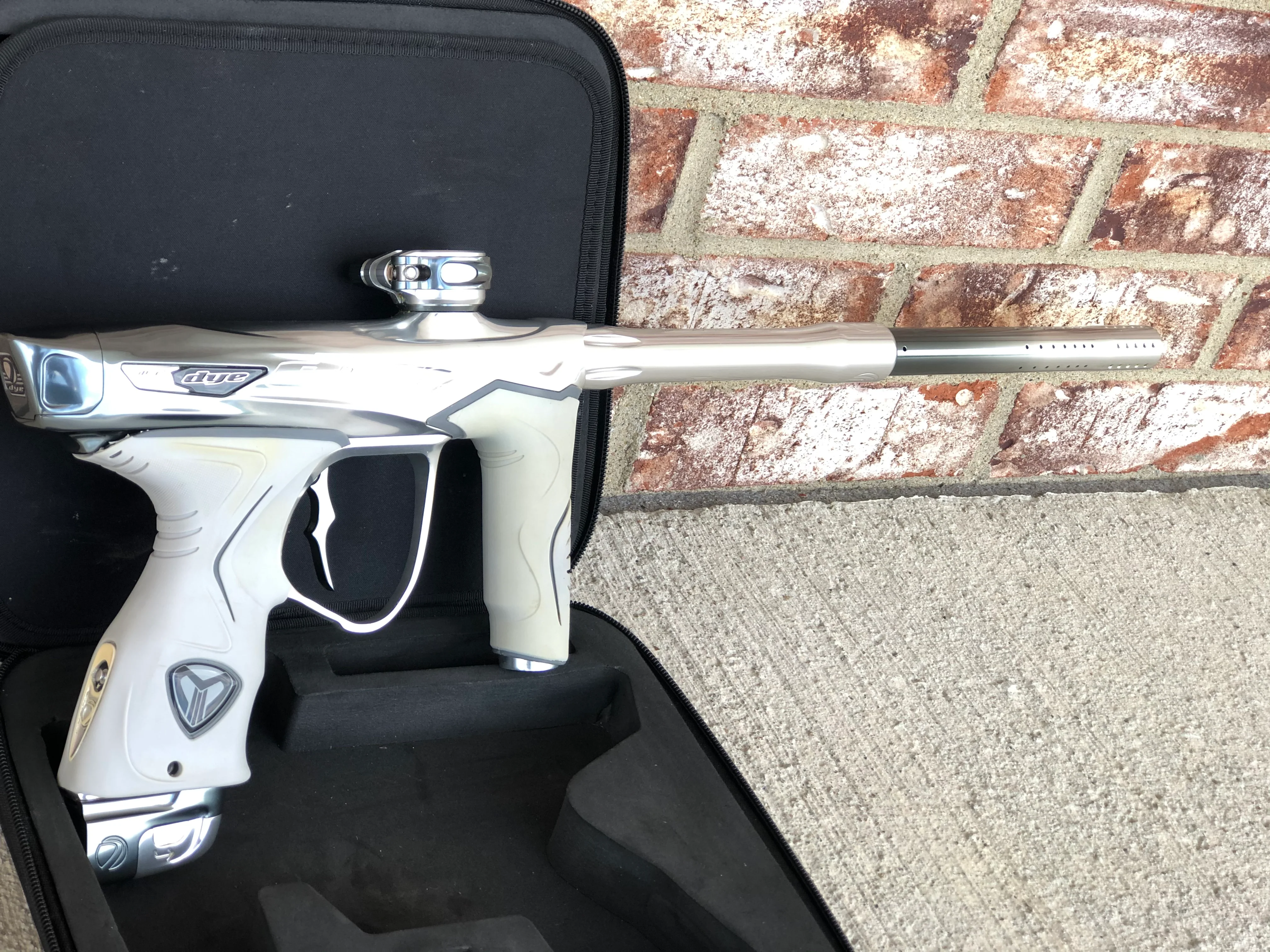 Used Dye M3+ Paintball Gun - DYE LAB Cobalt Contrast Cut - Image 4