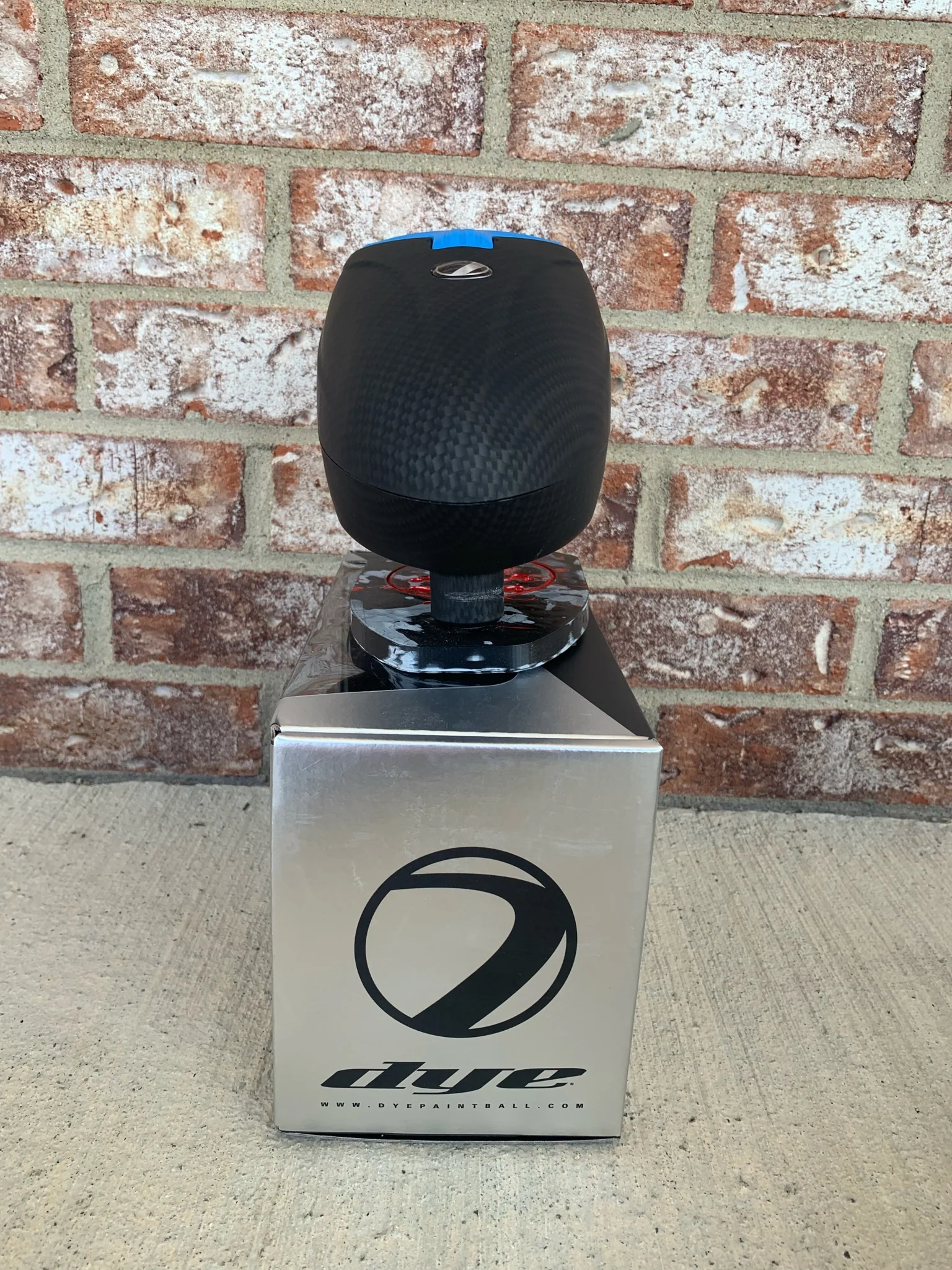 Used Dye R-2 Paintball Loader - Carbon w/ Black/Blue Dye R-2 Speed Feed - Image 4