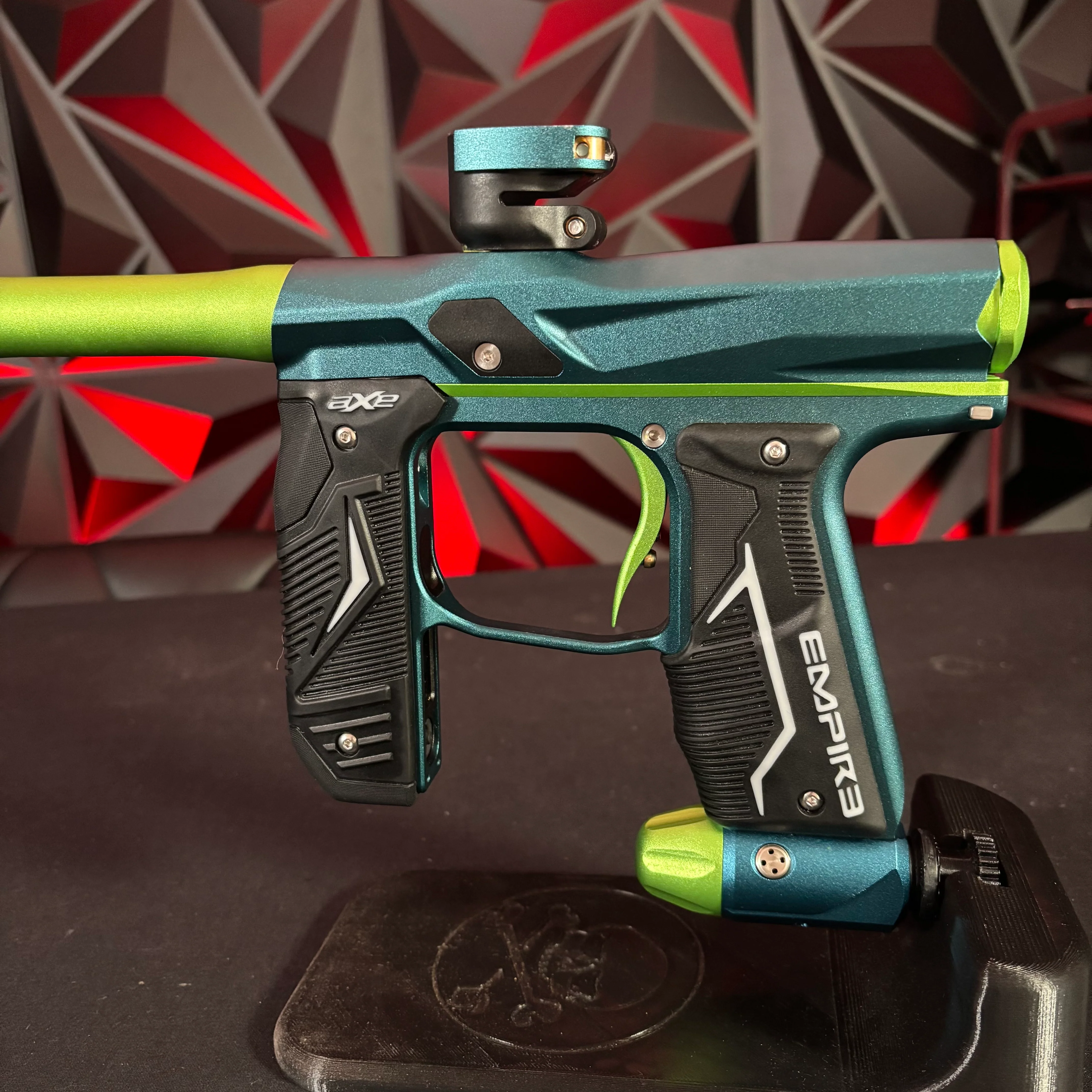Used Empire Axe 2.0 Paintball Gun - Green/Light green w/ Redline Board - Image 4