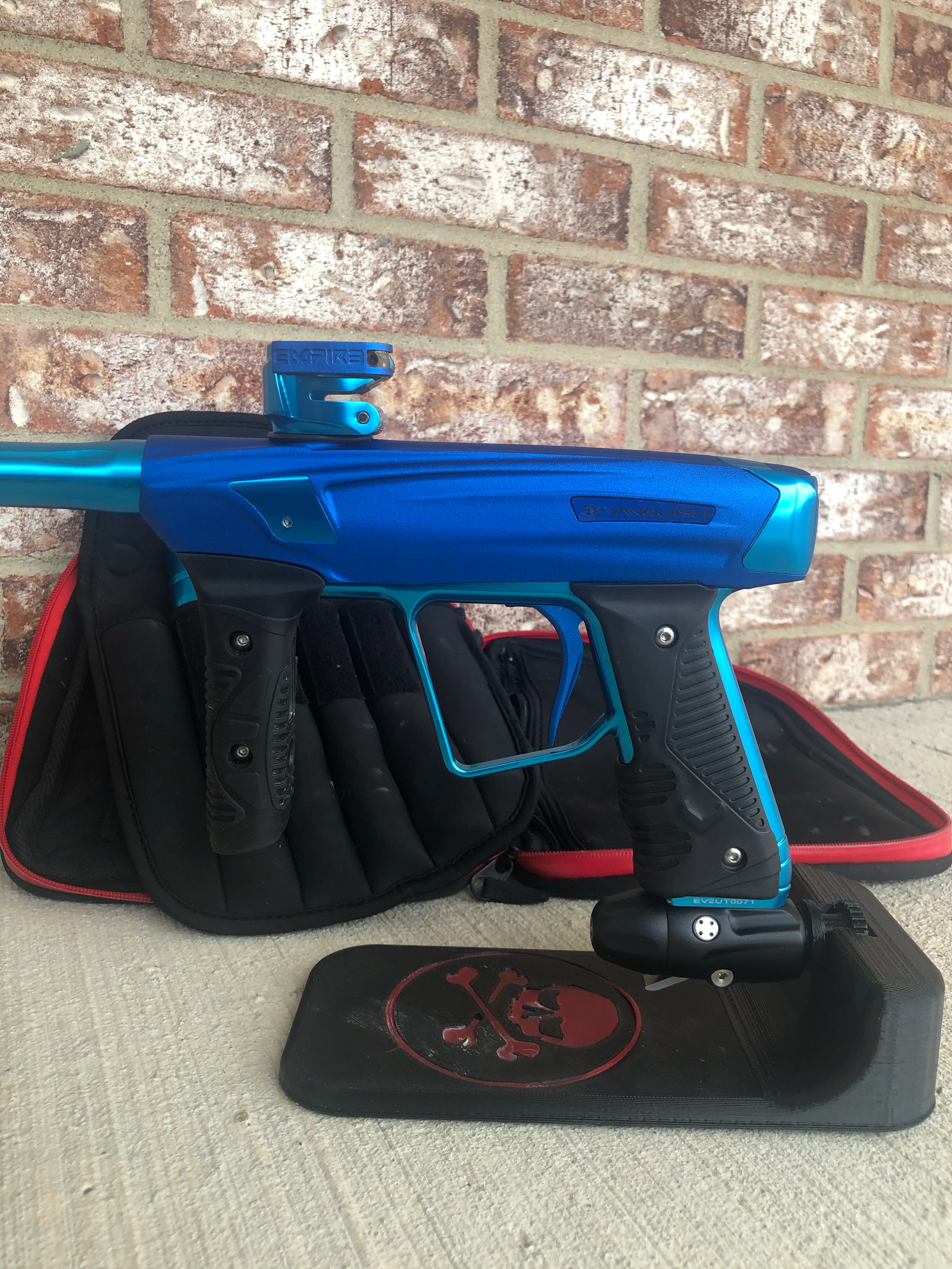 Used Empire Vanquish GT w/ V16 bolt Paintball Maker- Blue/Teal - Image 4