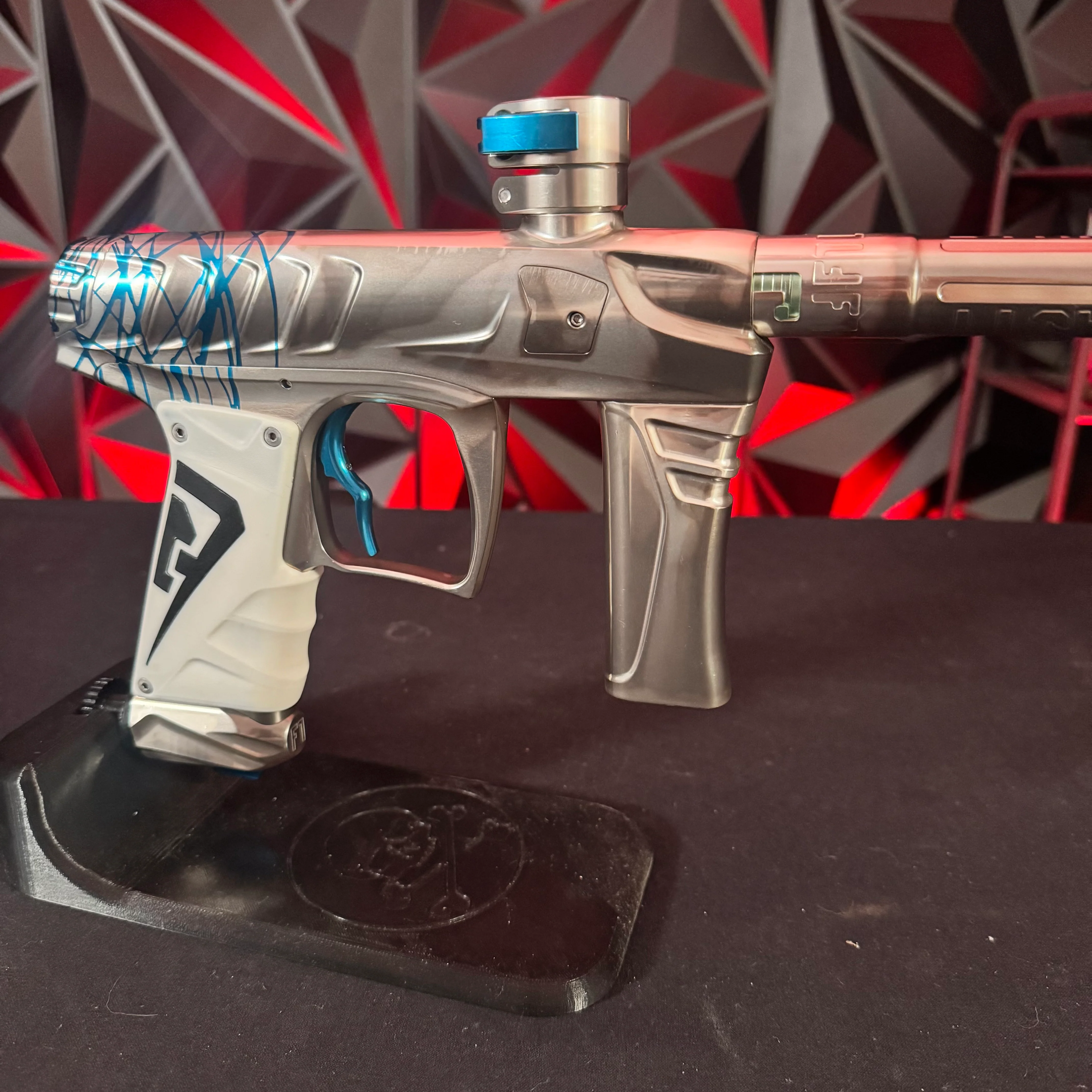 Used Field One Force Paintball Gun - Polished Silver w/Blue Splash & 6 Acculock Inserts - Image 4