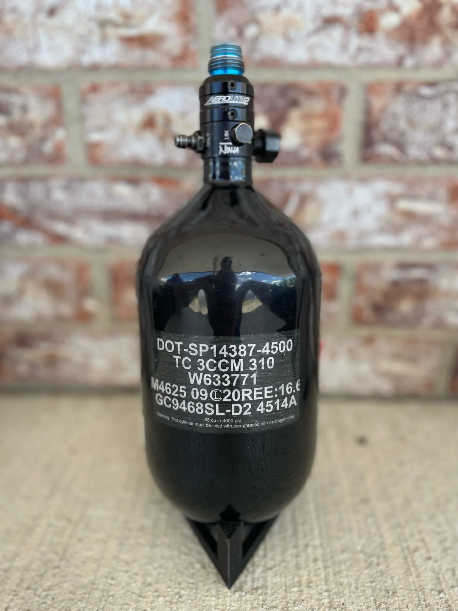 Used HK Army Aerolite "Extra Lite" 68/4500 Paintball Tank - Black - Standard Aerolite2 Regulator - Image 2