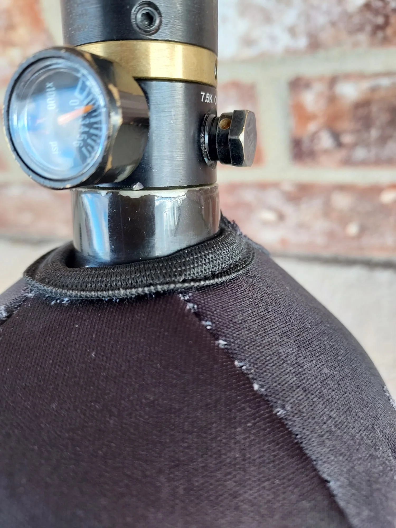 Used Ninja Lite 50/4500 Paintball Tank w/ ProV2 Regulator, Silver Thread Protector, and Ninja Tank Cover - Image 4