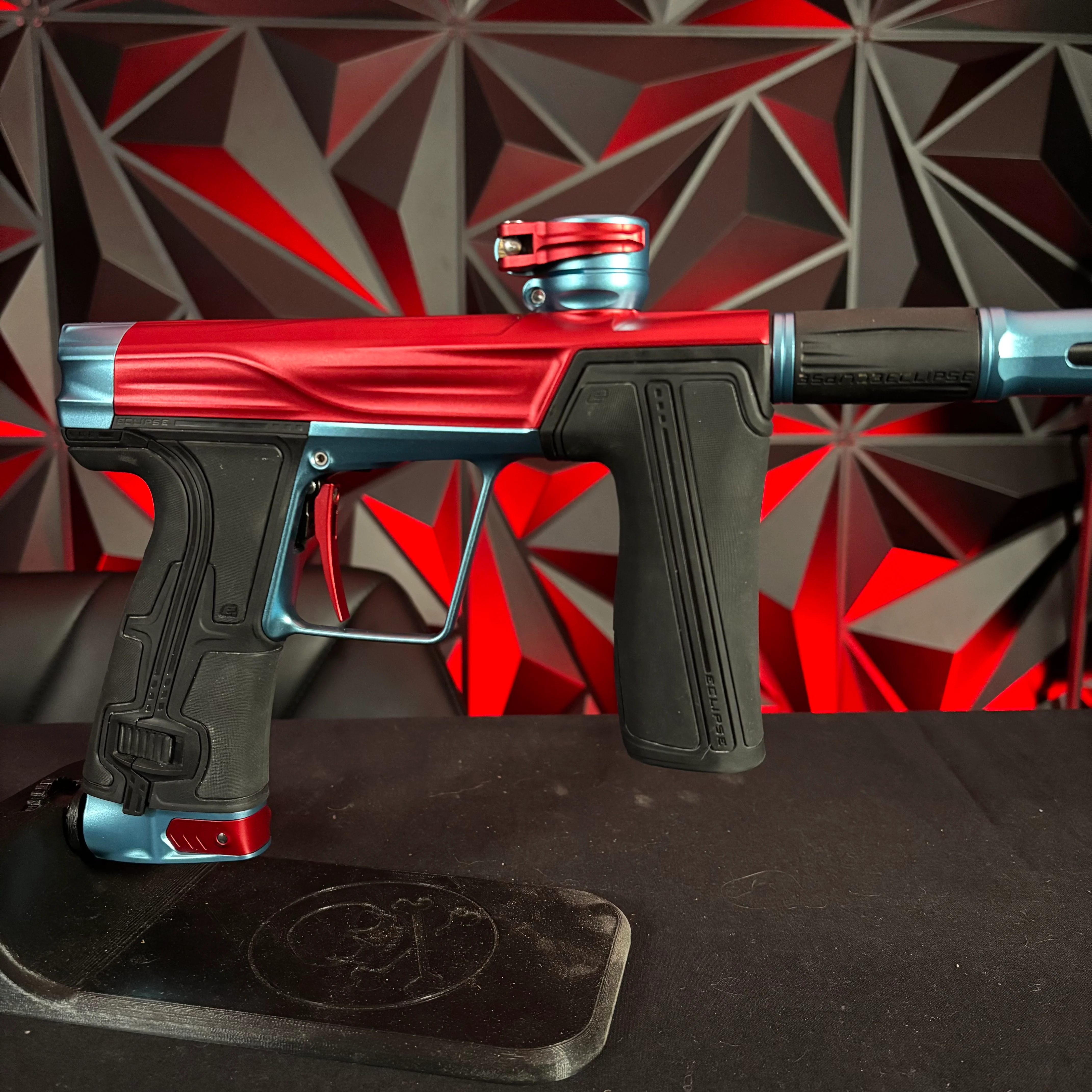 Used Planet Eclipse Geo R5 Paintball Gun - Red/ Electric Blue - Image 3