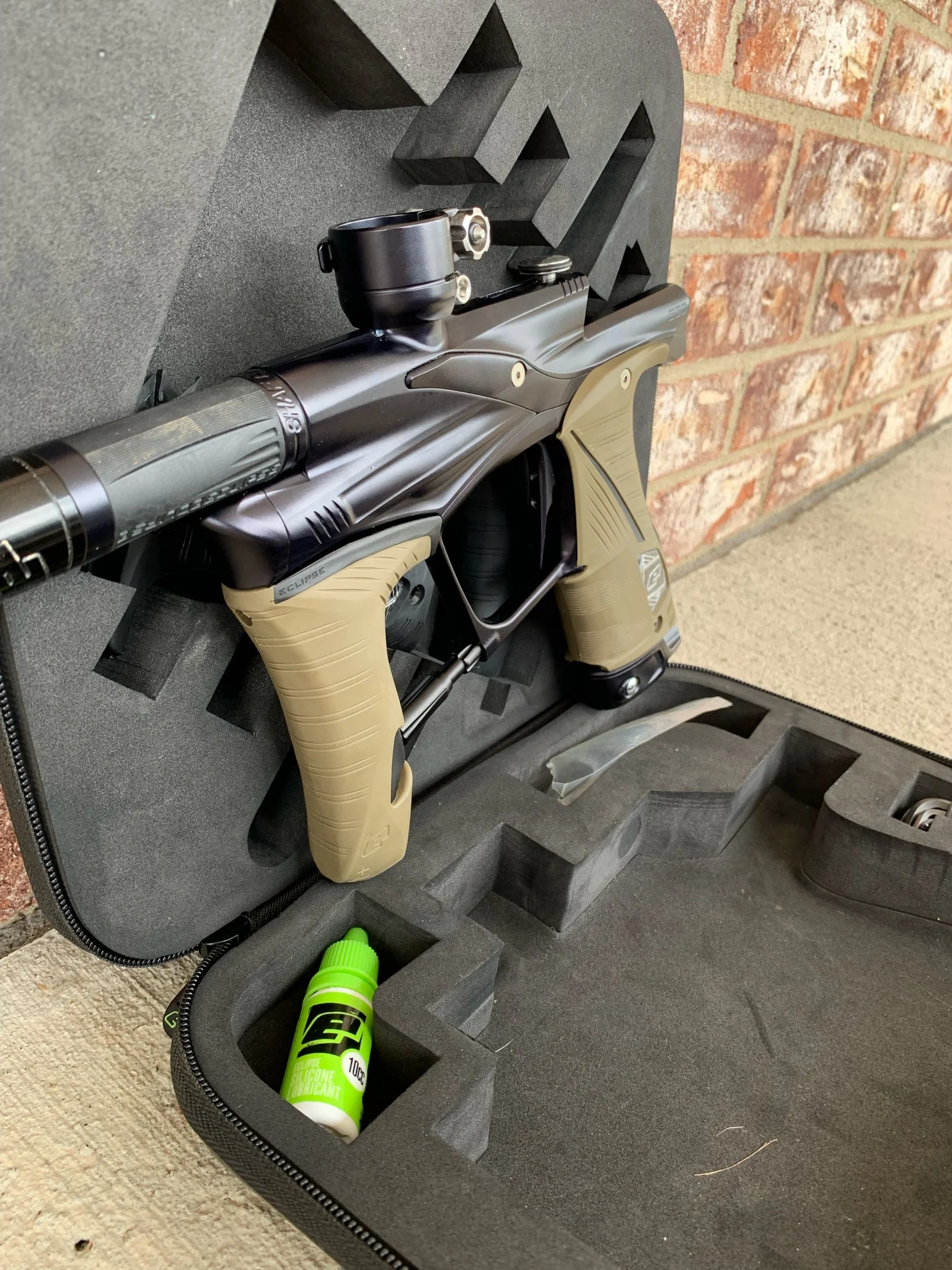 Used Planet Eclipse LV1.6 Paintball Gun - Black w/ Tan & White Grip Kits - Image 2