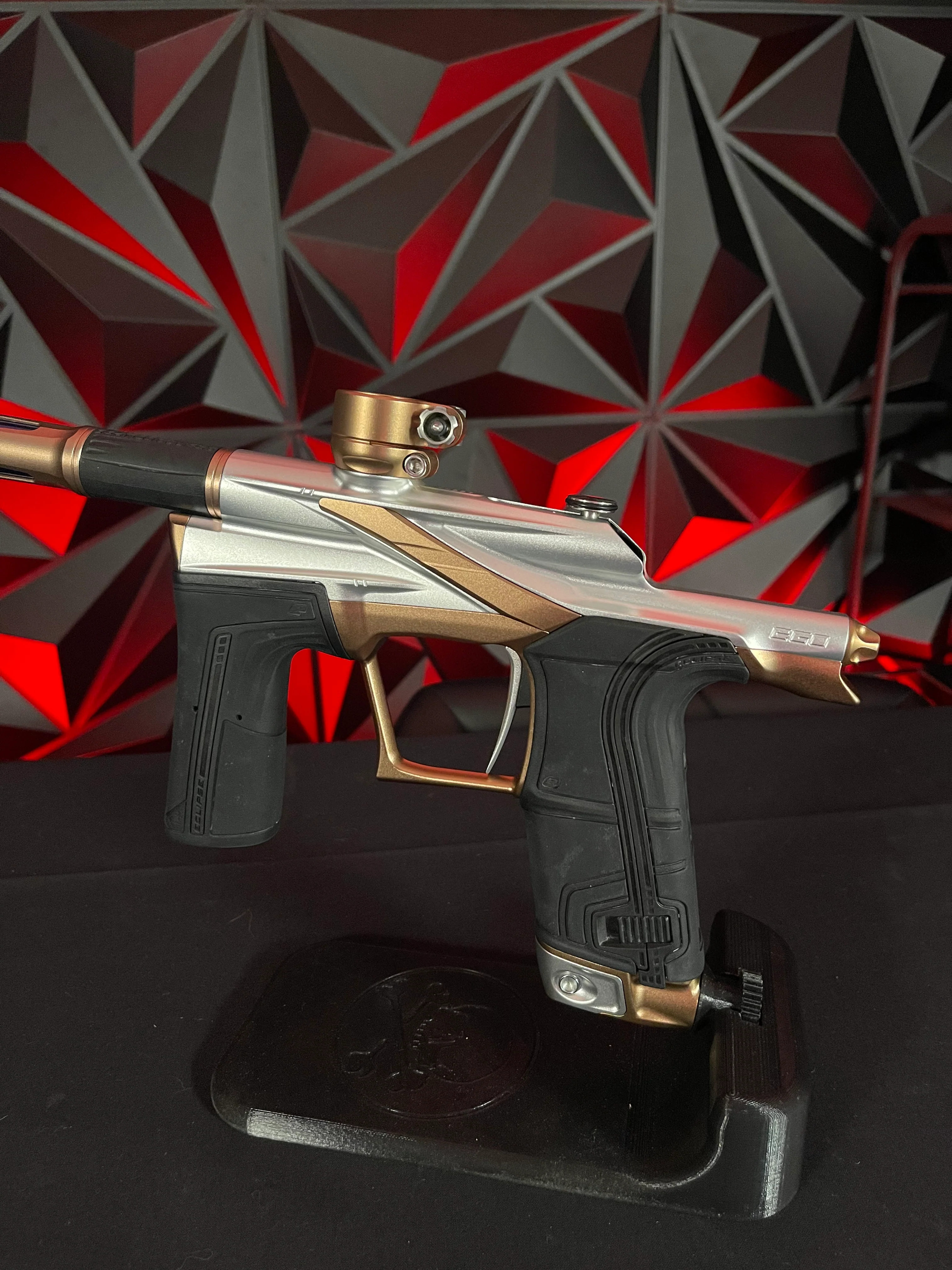 Used Planet Eclipse LV2 Paintball Gun - Silver/Bronze w/ 2 Inserts - Image 2