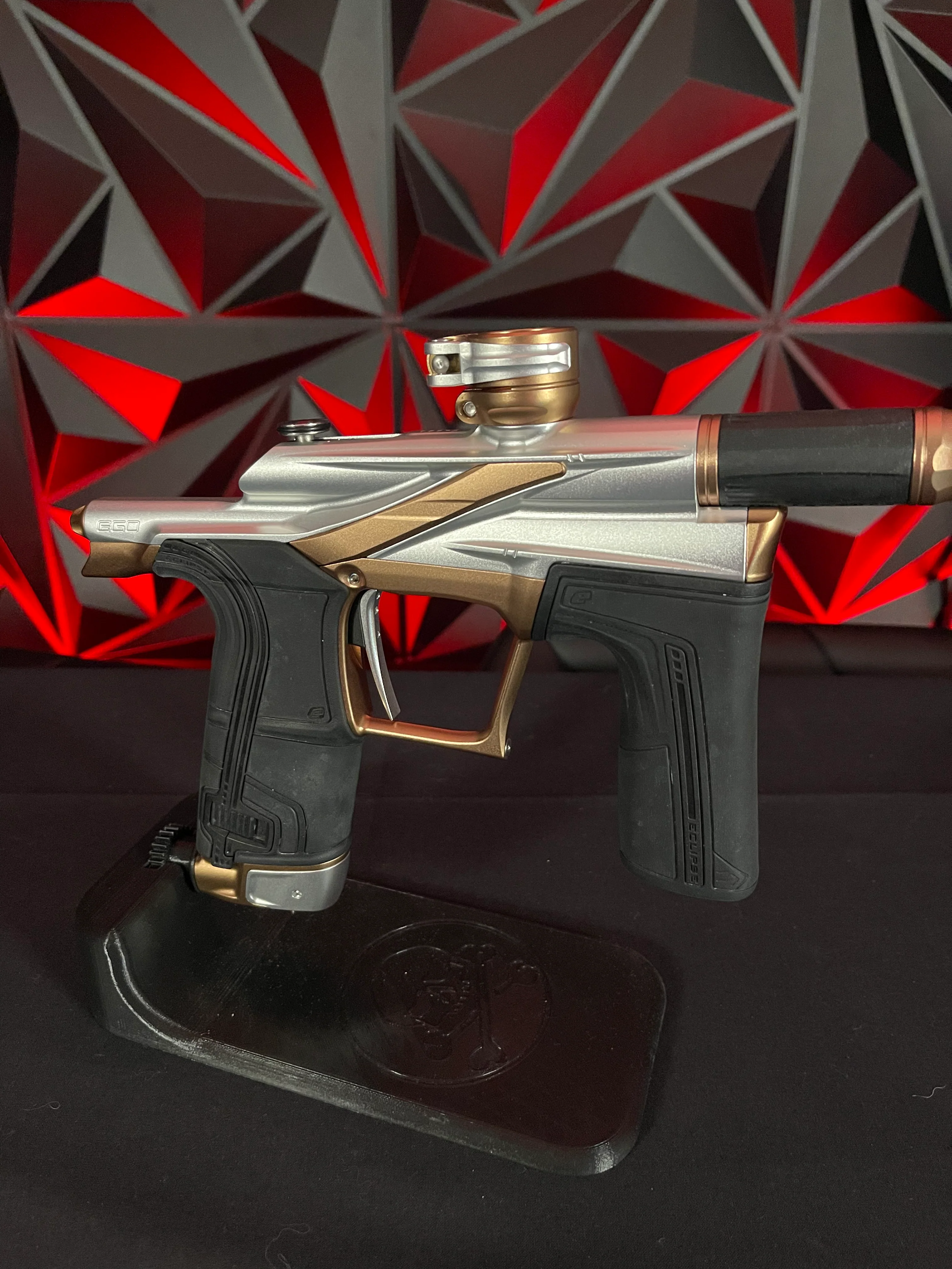 Used Planet Eclipse LV2 Paintball Gun - Silver/Bronze w/ 2 Inserts - Image 3