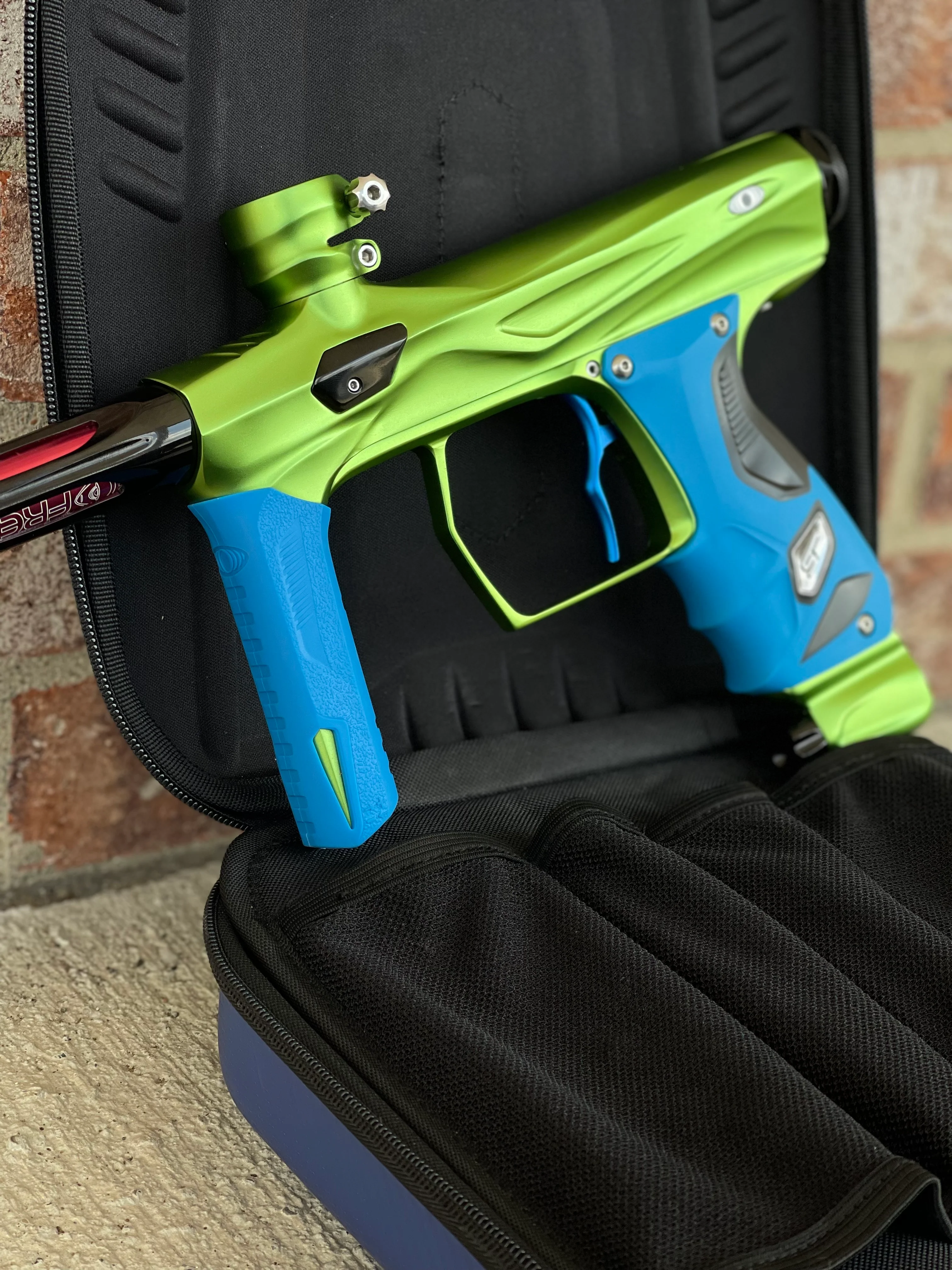 Used Shocker Amp Paintball Gun - Green/Black with Infamous Deuce Trigger and Blue Grips - Image 4